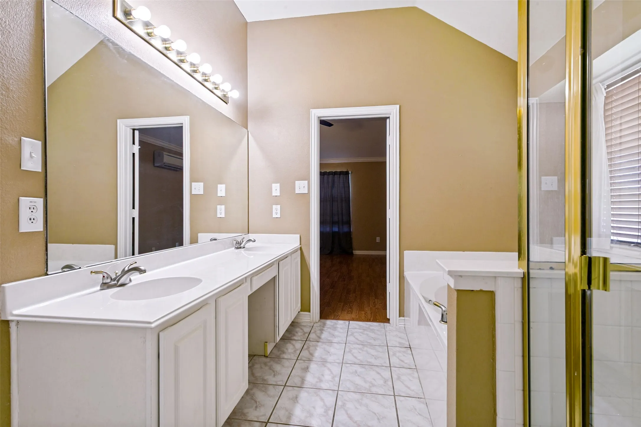 Single Family Residence For Sale in Denton County , 2321 Loon Lake Road, Denton, Texas 76210, 4 Bedroom, 2 Bathroom, 2 Garage spaces, 2,144 Sqft, built in 1999, mls#21343877, Real Estate Agent in Denton, Homes For Sale in Denton county, Homes For Sale in Denton, Realtor in Denton Texas, Real Estate Brokerage Independent Realty Texas, Luminita Cordes Realtor