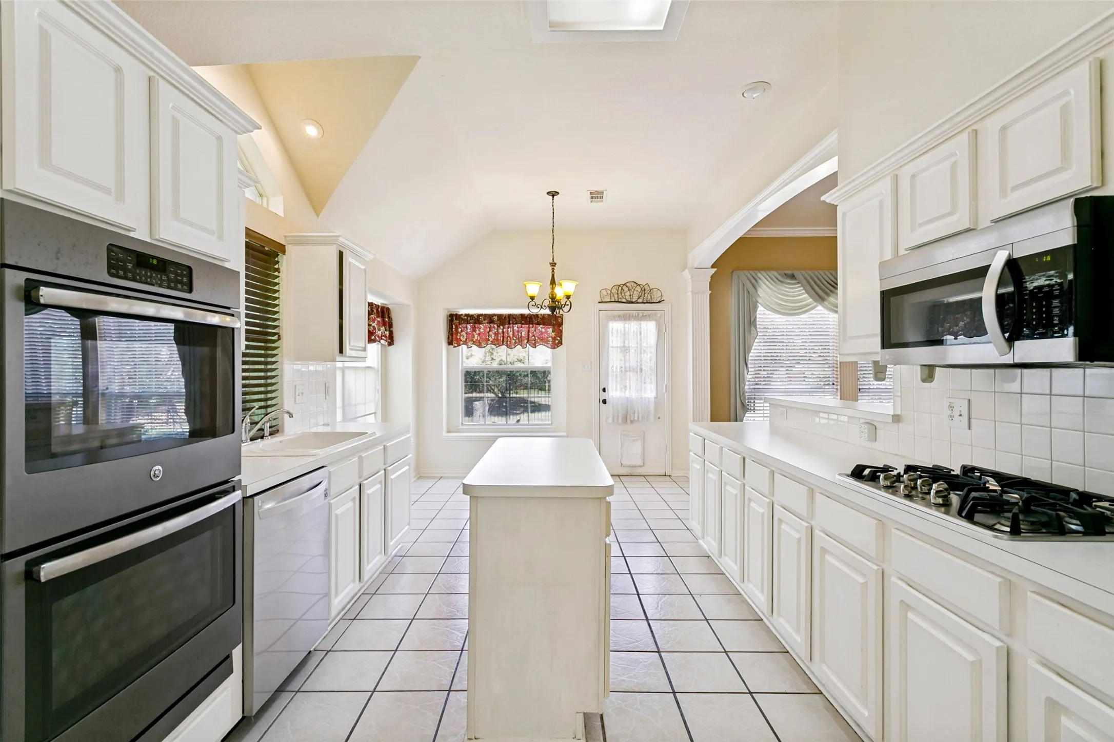 Single Family Residence For Sale in Denton County , 2321 Loon Lake Road, Denton, Texas 76210, 4 Bedroom, 2 Bathroom, 2 Garage spaces, 2,144 Sqft, built in 1999, mls#21343877, Real Estate Agent in Denton, Homes For Sale in Denton county, Homes For Sale in Denton, Realtor in Denton Texas, Real Estate Brokerage Independent Realty Texas, Luminita Cordes Realtor