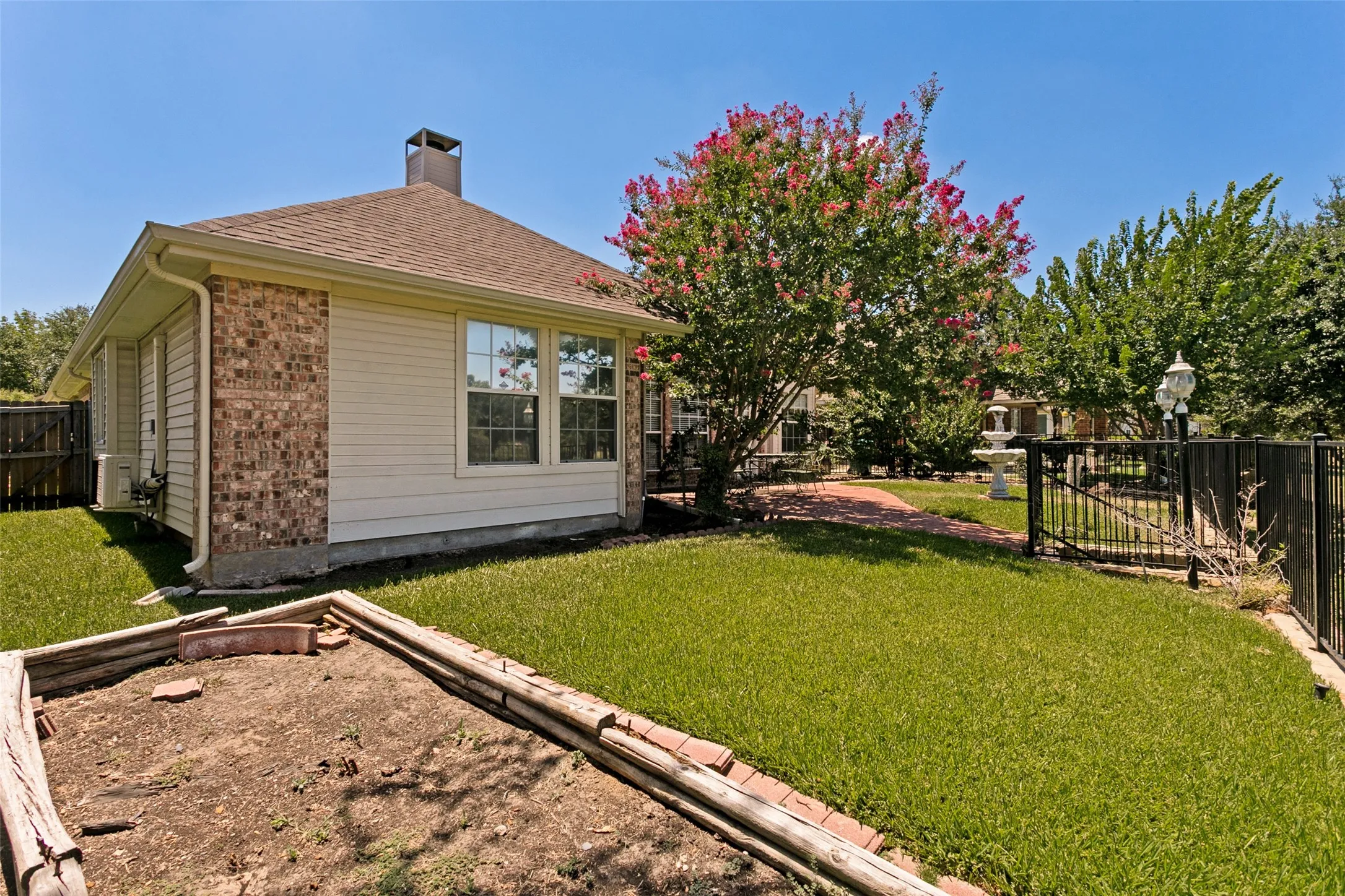 Single Family Residence For Sale in Denton County , 2321 Loon Lake Road, Denton, Texas 76210, 4 Bedroom, 2 Bathroom, 2 Garage spaces, 2,144 Sqft, built in 1999, mls#21343877, Real Estate Agent in Denton, Homes For Sale in Denton county, Homes For Sale in Denton, Realtor in Denton Texas, Real Estate Brokerage Independent Realty Texas, Luminita Cordes Realtor