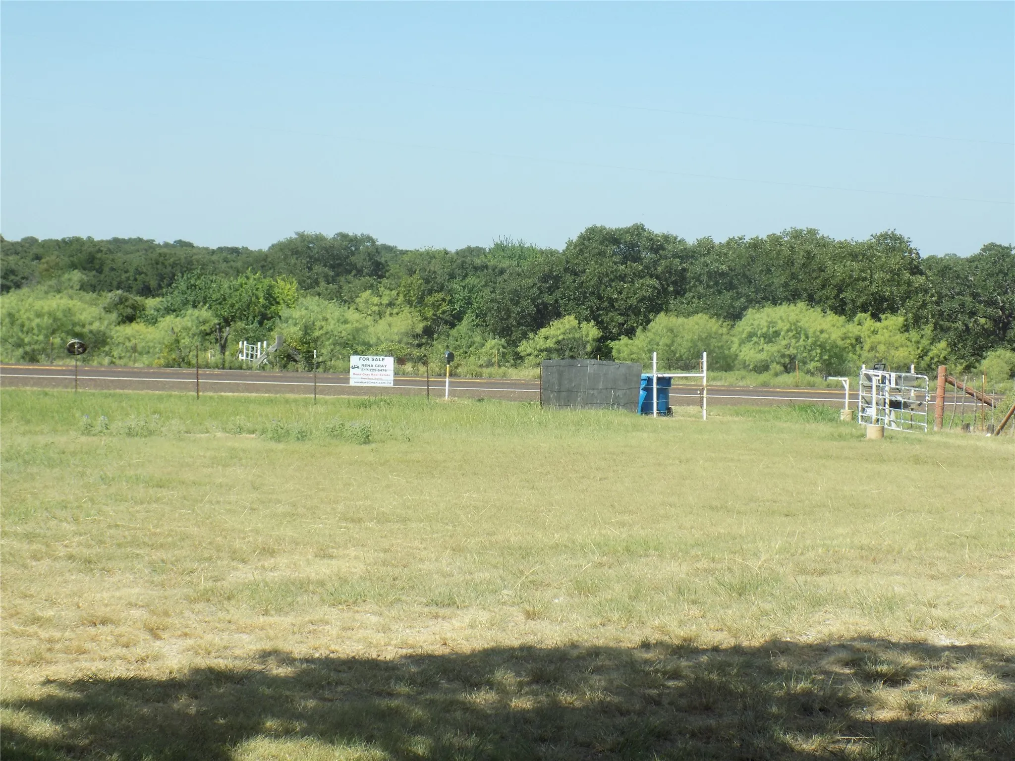  Gated entry off of Highway 199.  Excellent access to roadway.