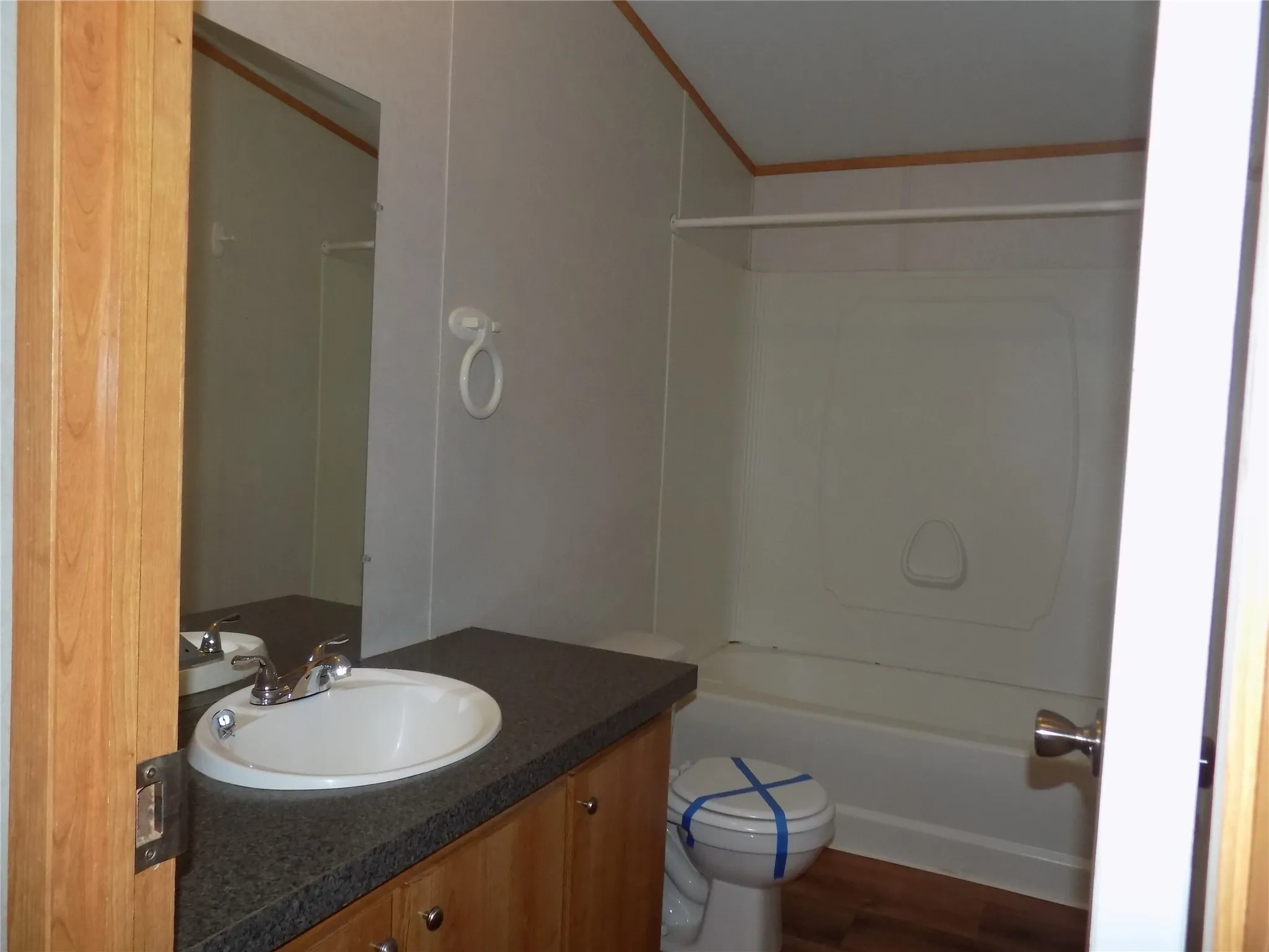 Guest bathroom, conveniently located close to the secondary bedrooms.