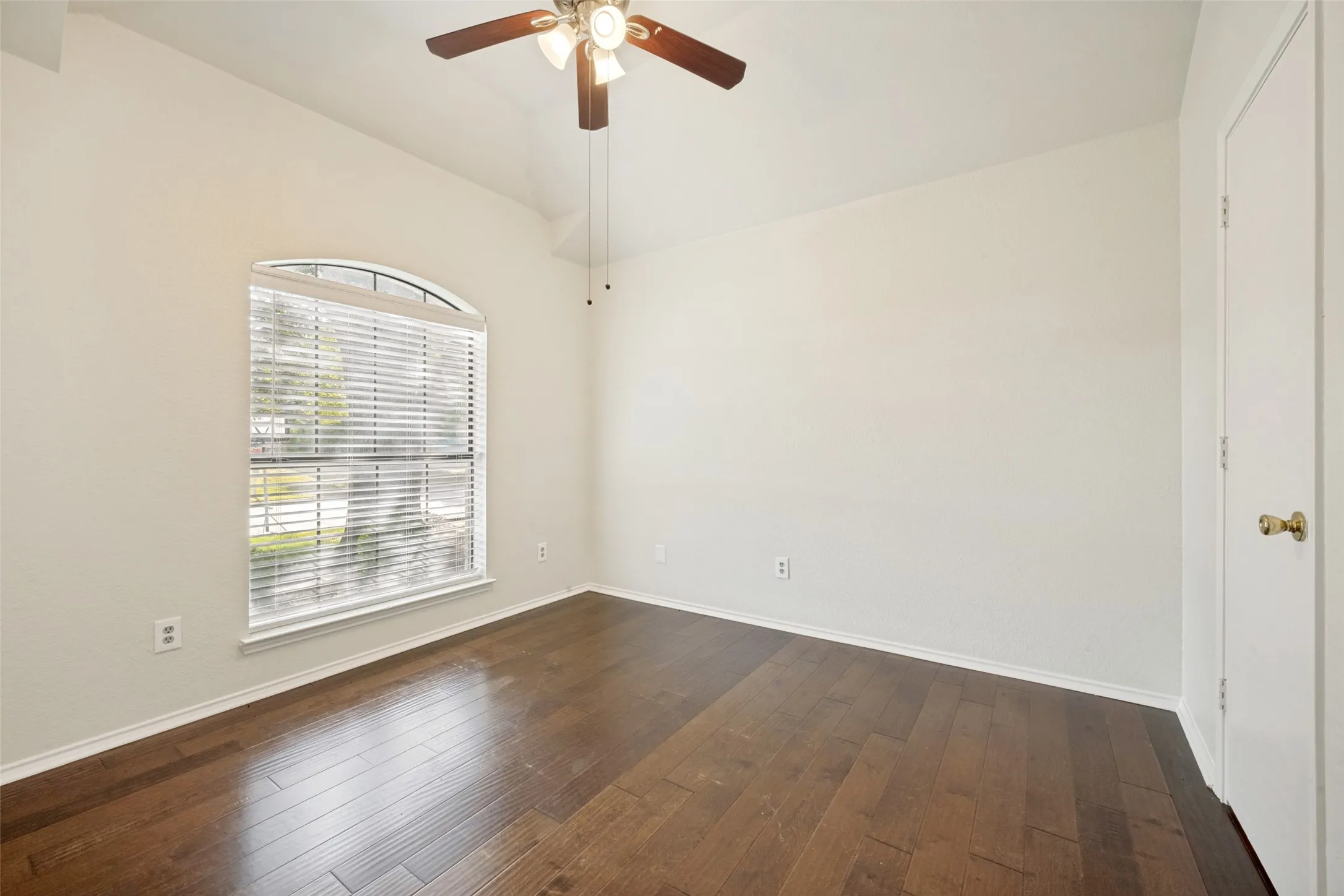 Single Family Residence For Rent in Denton County , 2515 Mountainview Drive, Corinth, Texas 76210, 3 Bedroom, 2 Bathroom, 2 Garage spaces, 1,741 Sqft, built in 1994, mls#21343637, Real Estate Agent in Corinth, Homes For Rent in Denton county, Homes For Rent in Corinth, Realtor in Corinth Texas, Real Estate Brokerage Independent Realty Texas, Luminita Cordes Realtor
