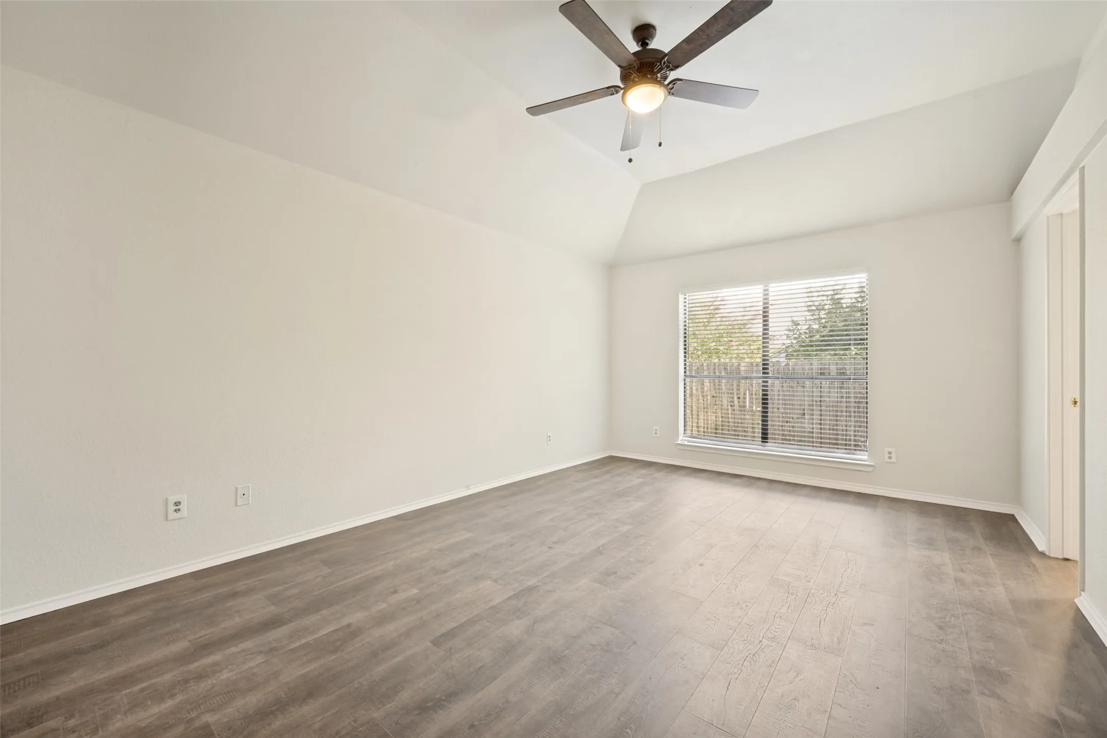 Single Family Residence For Rent in Denton County , 2515 Mountainview Drive, Corinth, Texas 76210, 3 Bedroom, 2 Bathroom, 2 Garage spaces, 1,741 Sqft, built in 1994, mls#21343637, Real Estate Agent in Corinth, Homes For Rent in Denton county, Homes For Rent in Corinth, Realtor in Corinth Texas, Real Estate Brokerage Independent Realty Texas, Luminita Cordes Realtor
