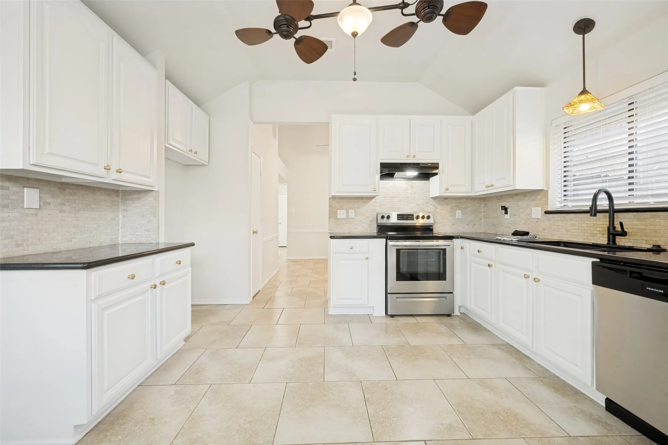 Single Family Residence For Rent in Denton County , 2515 Mountainview Drive, Corinth, Texas 76210, 3 Bedroom, 2 Bathroom, 2 Garage spaces, 1,741 Sqft, built in 1994, mls#21343637, Real Estate Agent in Corinth, Homes For Rent in Denton county, Homes For Rent in Corinth, Realtor in Corinth Texas, Real Estate Brokerage Independent Realty Texas, Luminita Cordes Realtor