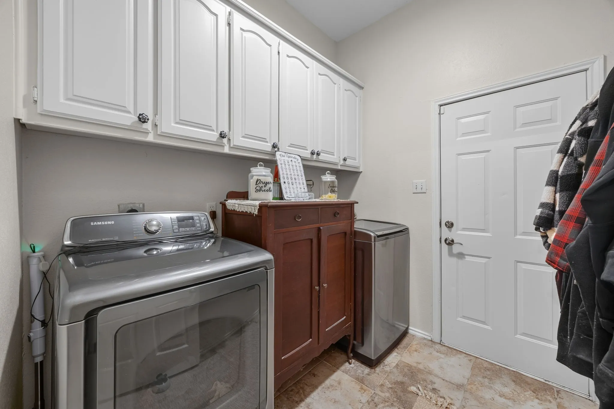 Single Family Residence For Sale in Kaufman County , 141 Creekview Lane, Crandall, Texas 75114, 5 Bedroom, 4 Bathroom, 2 Garage spaces, 3,338 Sqft, built in 1994, mls#21343844, Real Estate Agent in Crandall, Homes For Sale in Kaufman county, Homes For Sale in Crandall, Realtor in Crandall Texas, Real Estate Brokerage Independent Realty Texas, Luminita Cordes Realtor