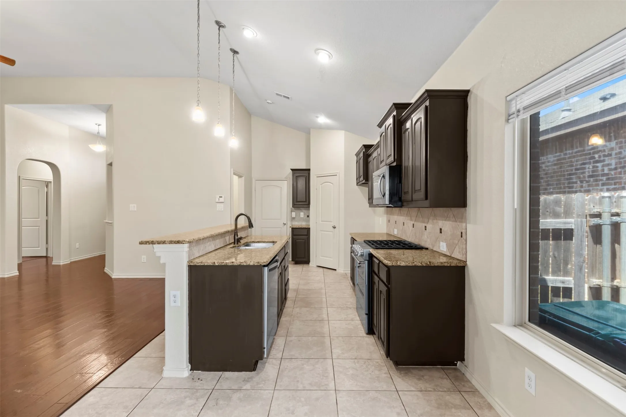 Single Family Residence For Sale in Denton County , 4809 Gunnison Drive, Denton, Texas 76208, 4 Bedroom, 2 Bathroom, 2 Garage spaces, 1,773 Sqft, built in 2014, mls#21343921, Real Estate Agent in Denton, Homes For Sale in Denton county, Homes For Sale in Denton, Realtor in Denton Texas, Real Estate Brokerage Independent Realty Texas, Luminita Cordes Realtor