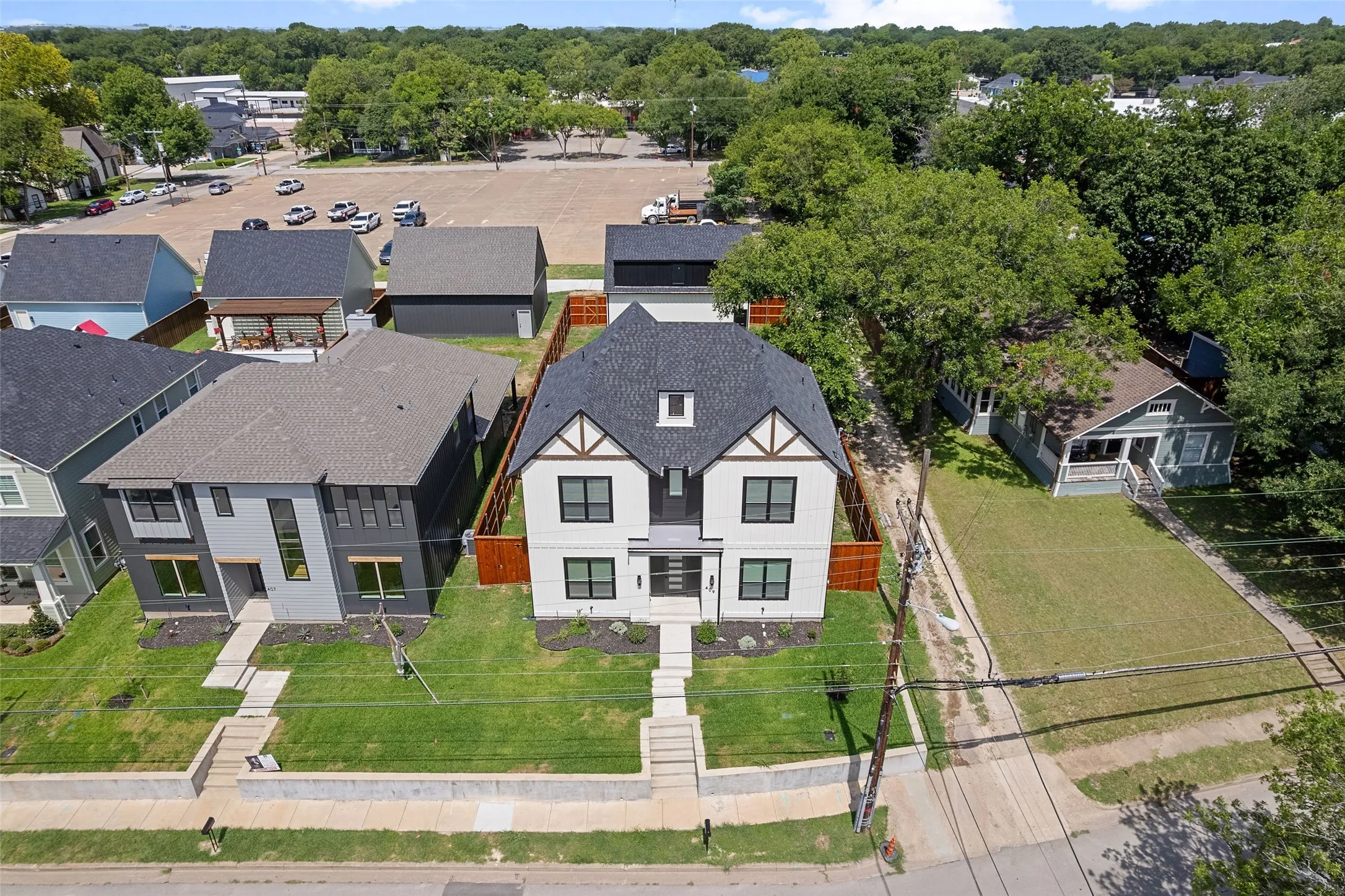 Single Family Residence For Sale in Ellis County , 409 N Rogers Street, Waxahachie, Texas 75165, 4 Bedroom, 5 Bathroom, 3 Garage spaces, 3,162 Sqft, built in 2026, mls#21343937, Real Estate Agent in Waxahachie, Homes For Sale in Ellis county, Homes For Sale in Waxahachie, Realtor in Waxahachie Texas, Real Estate Brokerage Independent Realty Texas, Luminita Cordes Realtor