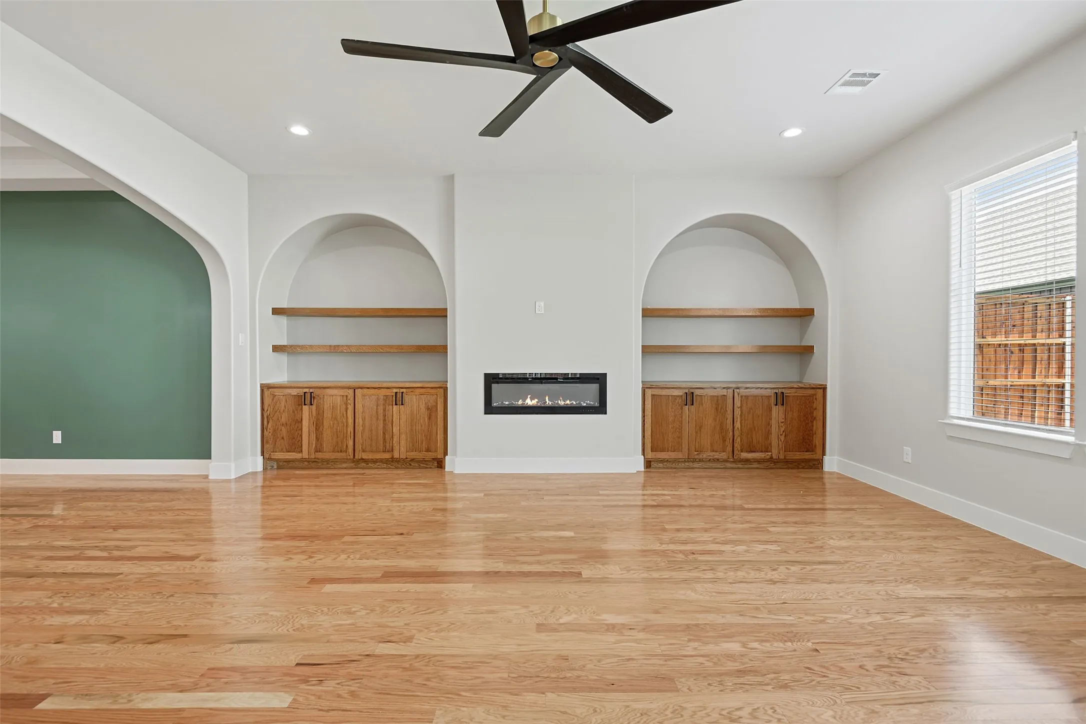Single Family Residence For Sale in Ellis County , 409 N Rogers Street, Waxahachie, Texas 75165, 4 Bedroom, 5 Bathroom, 3 Garage spaces, 3,162 Sqft, built in 2026, mls#21343937, Real Estate Agent in Waxahachie, Homes For Sale in Ellis county, Homes For Sale in Waxahachie, Realtor in Waxahachie Texas, Real Estate Brokerage Independent Realty Texas, Luminita Cordes Realtor