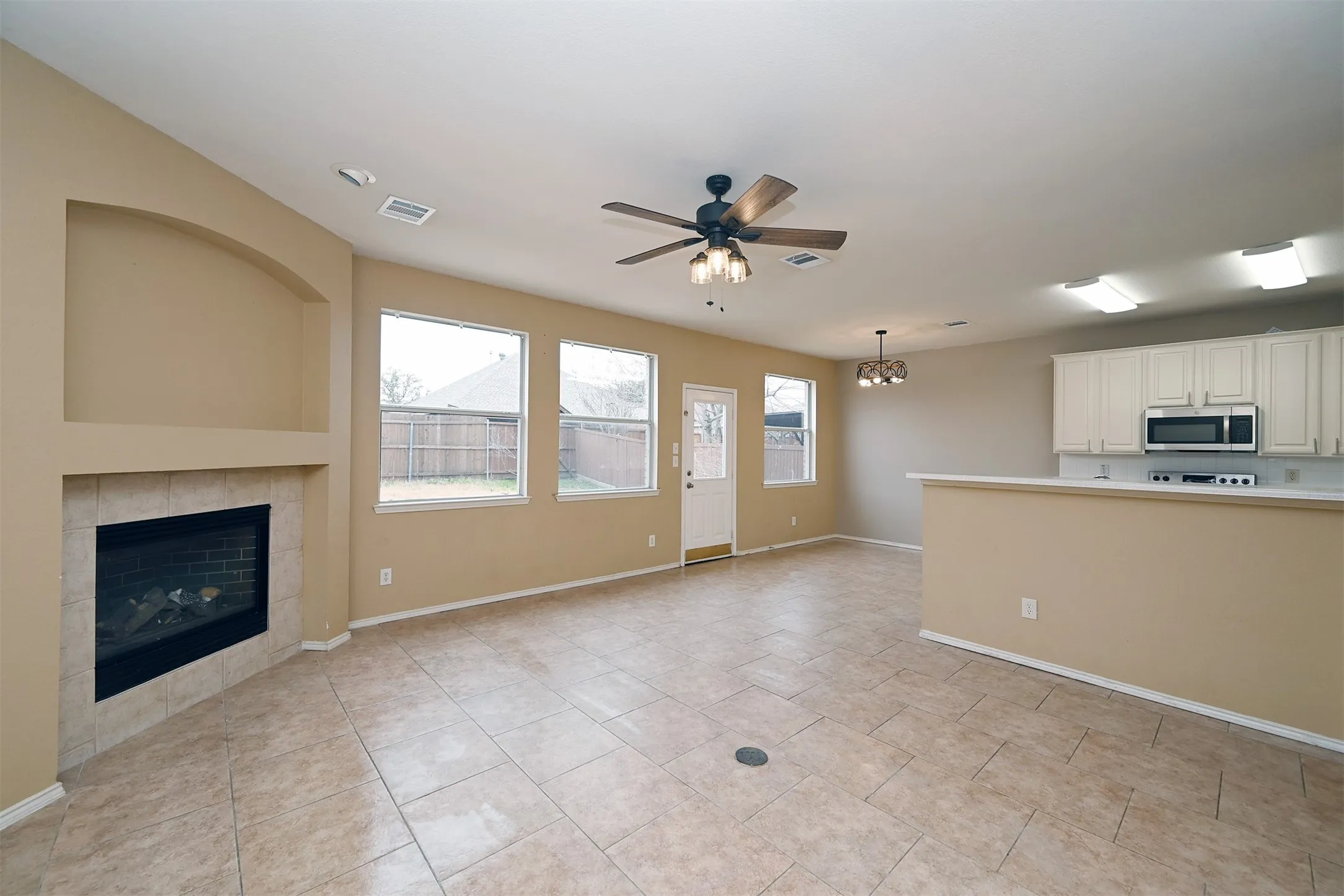Single Family Residence For Rent in Dallas County , 10706 Gleneagles Lane, Rowlett, Texas 75089, 6 Bedroom, 3 Bathroom, 2 Garage spaces, 2,856 Sqft, built in 2001, mls#21343942, Real Estate Agent in Rowlett, Homes For Rent in Dallas county, Homes For Rent in Rowlett, Realtor in Rowlett Texas, Real Estate Brokerage Independent Realty Texas, Luminita Cordes Realtor