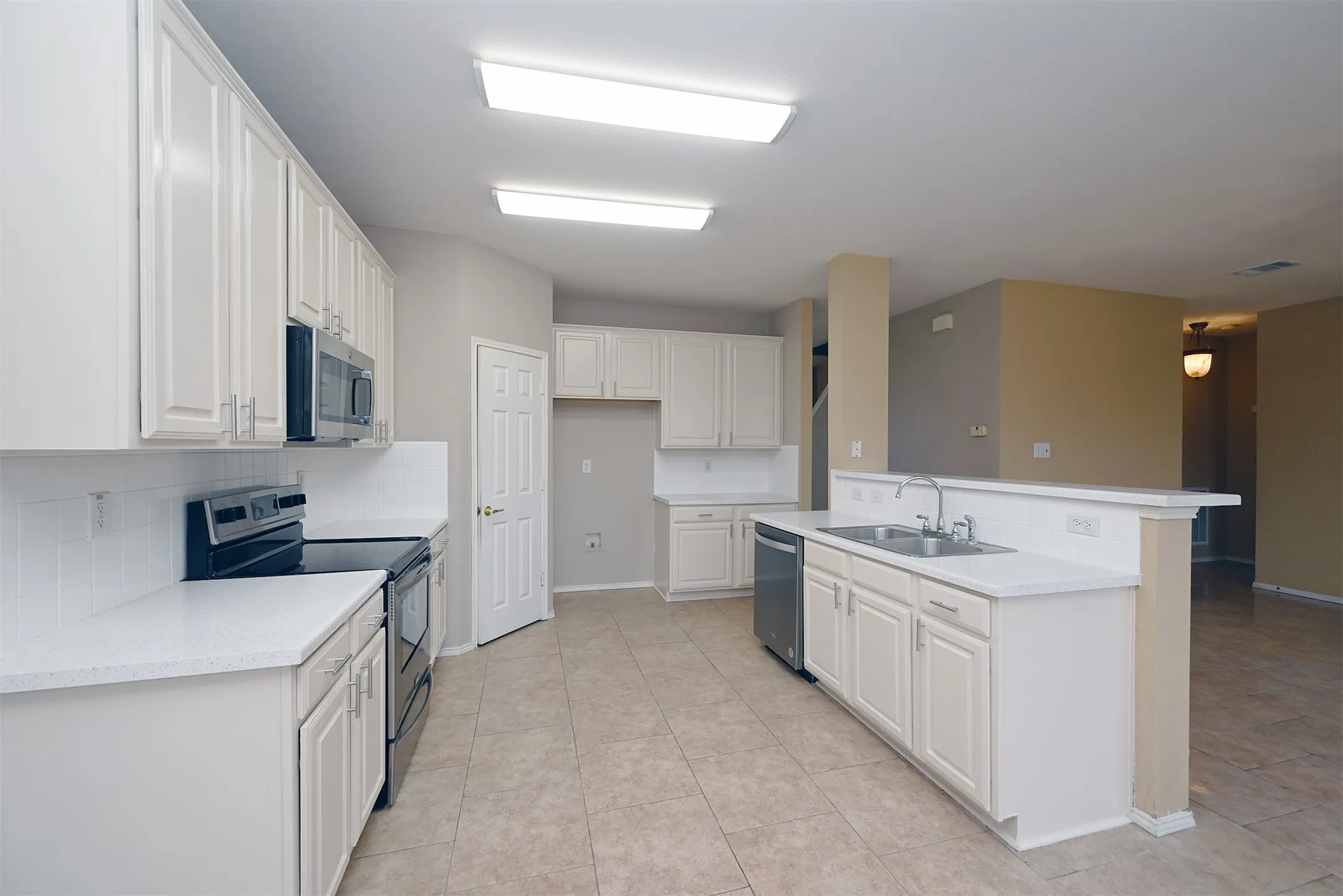 Single Family Residence For Rent in Dallas County , 10706 Gleneagles Lane, Rowlett, Texas 75089, 6 Bedroom, 3 Bathroom, 2 Garage spaces, 2,856 Sqft, built in 2001, mls#21343942, Real Estate Agent in Rowlett, Homes For Rent in Dallas county, Homes For Rent in Rowlett, Realtor in Rowlett Texas, Real Estate Brokerage Independent Realty Texas, Luminita Cordes Realtor