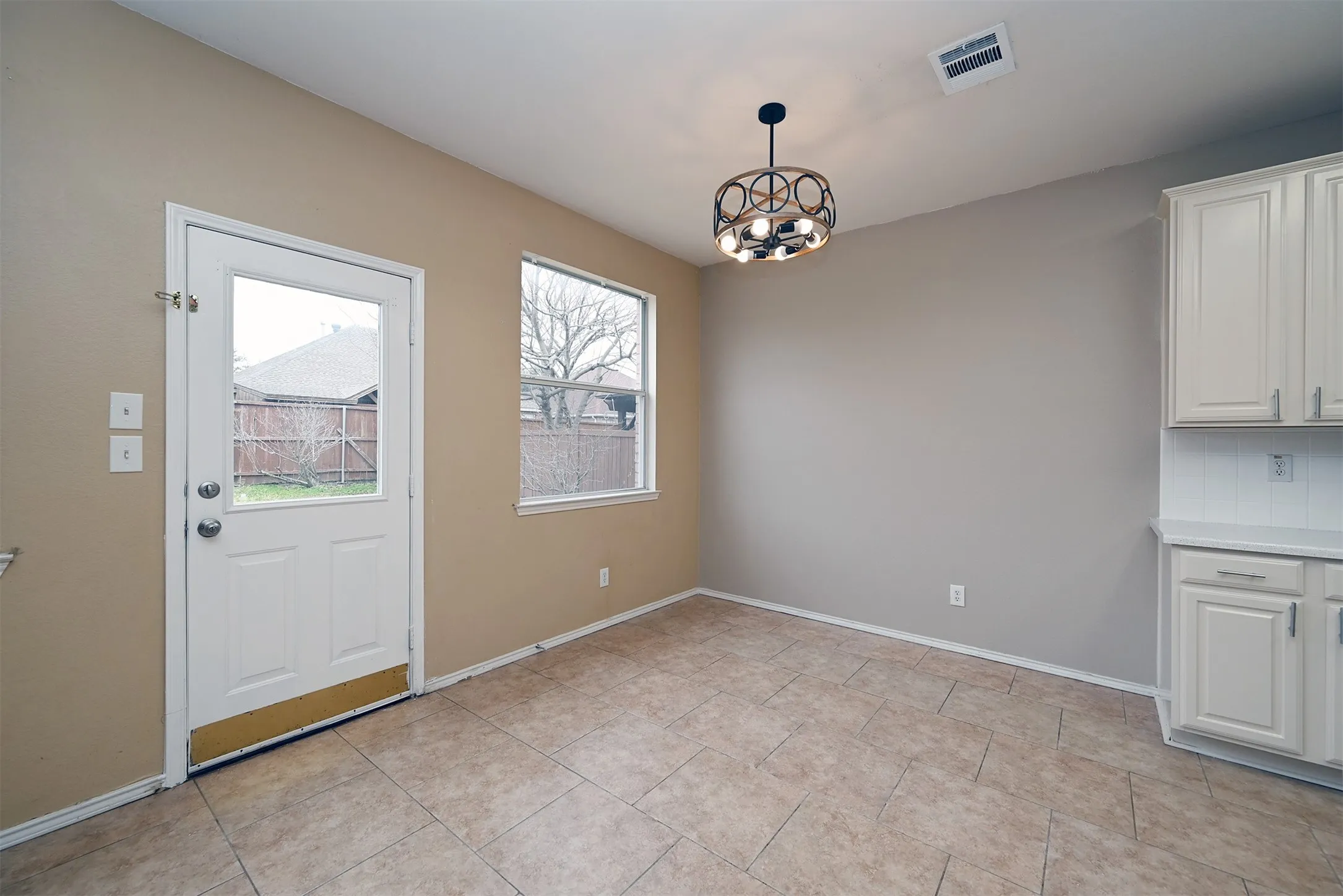 Single Family Residence For Rent in Dallas County , 10706 Gleneagles Lane, Rowlett, Texas 75089, 6 Bedroom, 3 Bathroom, 2 Garage spaces, 2,856 Sqft, built in 2001, mls#21343942, Real Estate Agent in Rowlett, Homes For Rent in Dallas county, Homes For Rent in Rowlett, Realtor in Rowlett Texas, Real Estate Brokerage Independent Realty Texas, Luminita Cordes Realtor