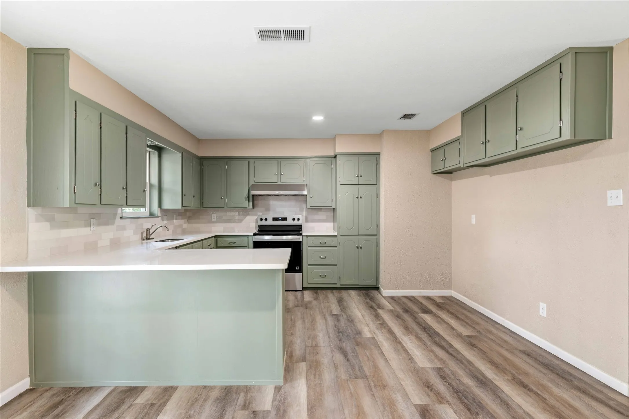 Single Family Residence For Sale in Comanche County , 209 S Austin Street, De Leon, Texas 76444, 3 Bedroom, 2 Bathroom, 2 Garage spaces, 1,476 Sqft, built in 1976, mls#21343928, Real Estate Agent in De Leon, Homes For Sale in Comanche county, Homes For Sale in De Leon, Realtor in De Leon Texas, Real Estate Brokerage Independent Realty Texas, Luminita Cordes Realtor