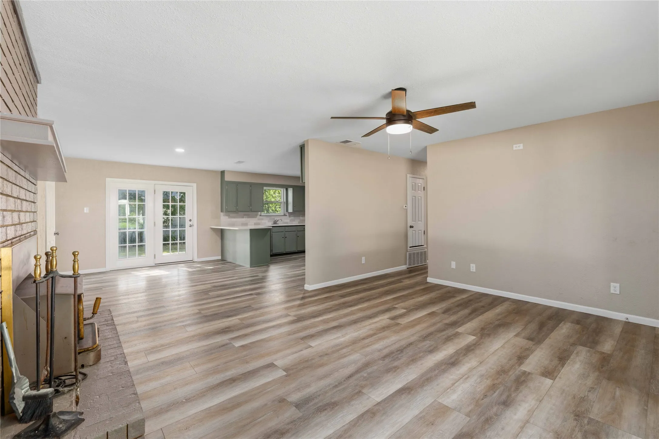 Single Family Residence For Sale in Comanche County , 209 S Austin Street, De Leon, Texas 76444, 3 Bedroom, 2 Bathroom, 2 Garage spaces, 1,476 Sqft, built in 1976, mls#21343928, Real Estate Agent in De Leon, Homes For Sale in Comanche county, Homes For Sale in De Leon, Realtor in De Leon Texas, Real Estate Brokerage Independent Realty Texas, Luminita Cordes Realtor