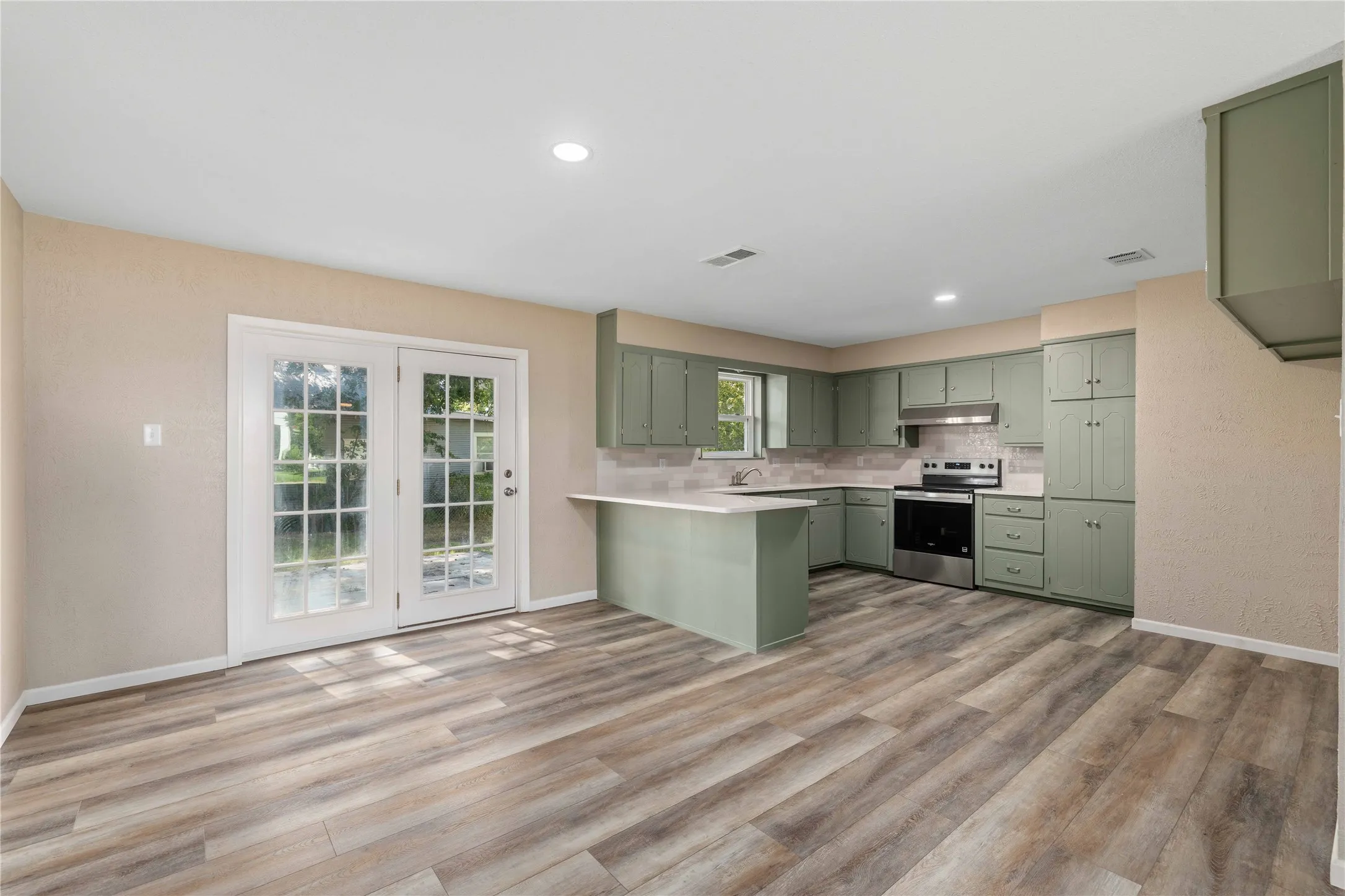 Single Family Residence For Sale in Comanche County , 209 S Austin Street, De Leon, Texas 76444, 3 Bedroom, 2 Bathroom, 2 Garage spaces, 1,476 Sqft, built in 1976, mls#21343928, Real Estate Agent in De Leon, Homes For Sale in Comanche county, Homes For Sale in De Leon, Realtor in De Leon Texas, Real Estate Brokerage Independent Realty Texas, Luminita Cordes Realtor