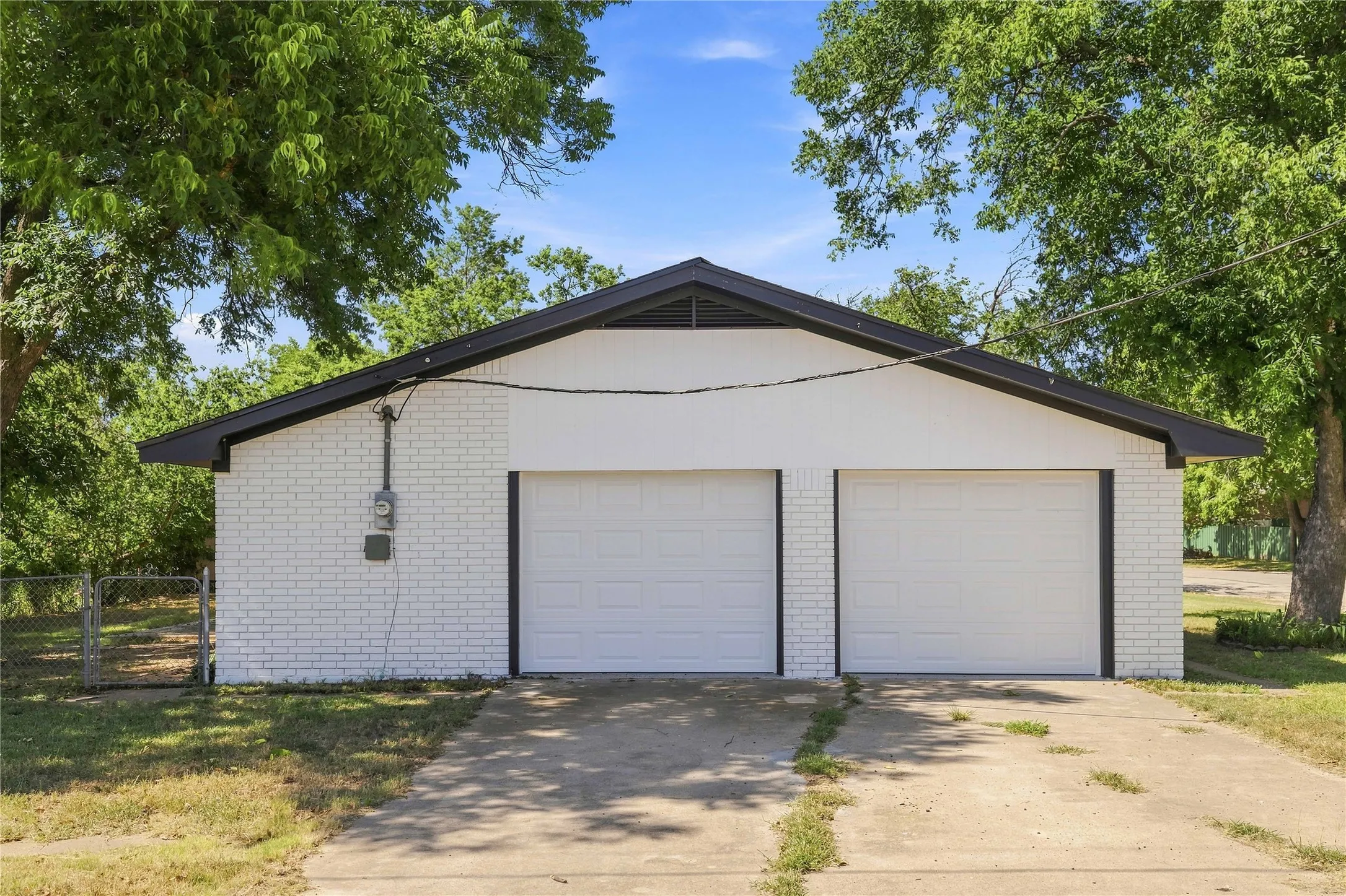 Single Family Residence For Sale in Comanche County , 209 S Austin Street, De Leon, Texas 76444, 3 Bedroom, 2 Bathroom, 2 Garage spaces, 1,476 Sqft, built in 1976, mls#21343928, Real Estate Agent in De Leon, Homes For Sale in Comanche county, Homes For Sale in De Leon, Realtor in De Leon Texas, Real Estate Brokerage Independent Realty Texas, Luminita Cordes Realtor