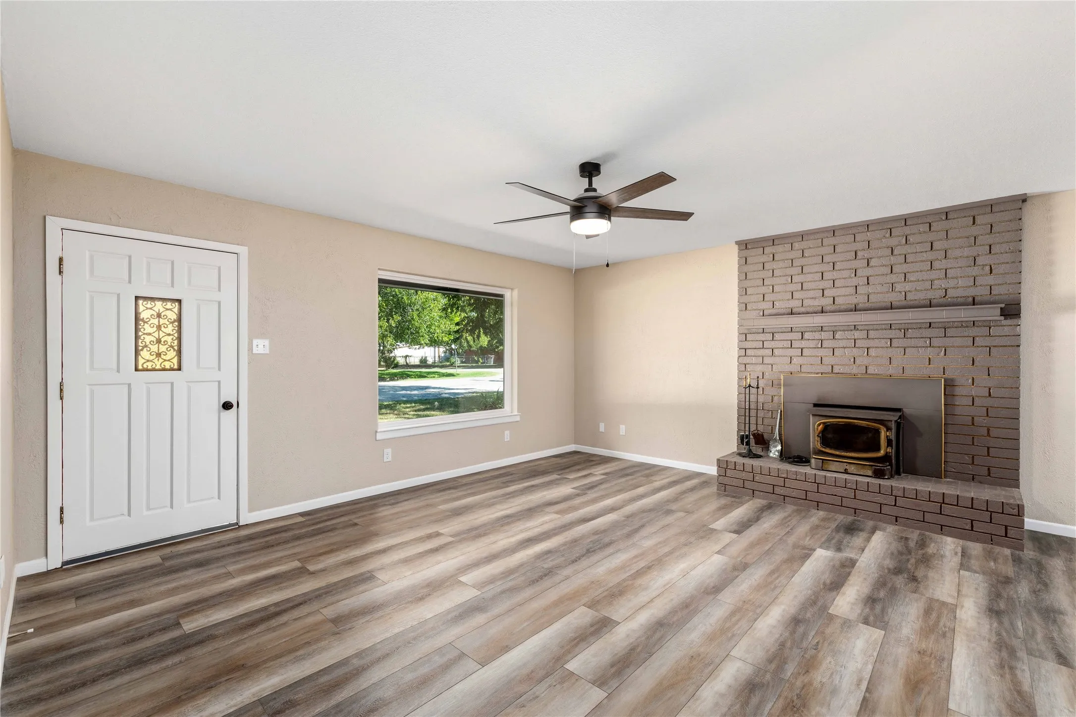 Single Family Residence For Sale in Comanche County , 209 S Austin Street, De Leon, Texas 76444, 3 Bedroom, 2 Bathroom, 2 Garage spaces, 1,476 Sqft, built in 1976, mls#21343928, Real Estate Agent in De Leon, Homes For Sale in Comanche county, Homes For Sale in De Leon, Realtor in De Leon Texas, Real Estate Brokerage Independent Realty Texas, Luminita Cordes Realtor