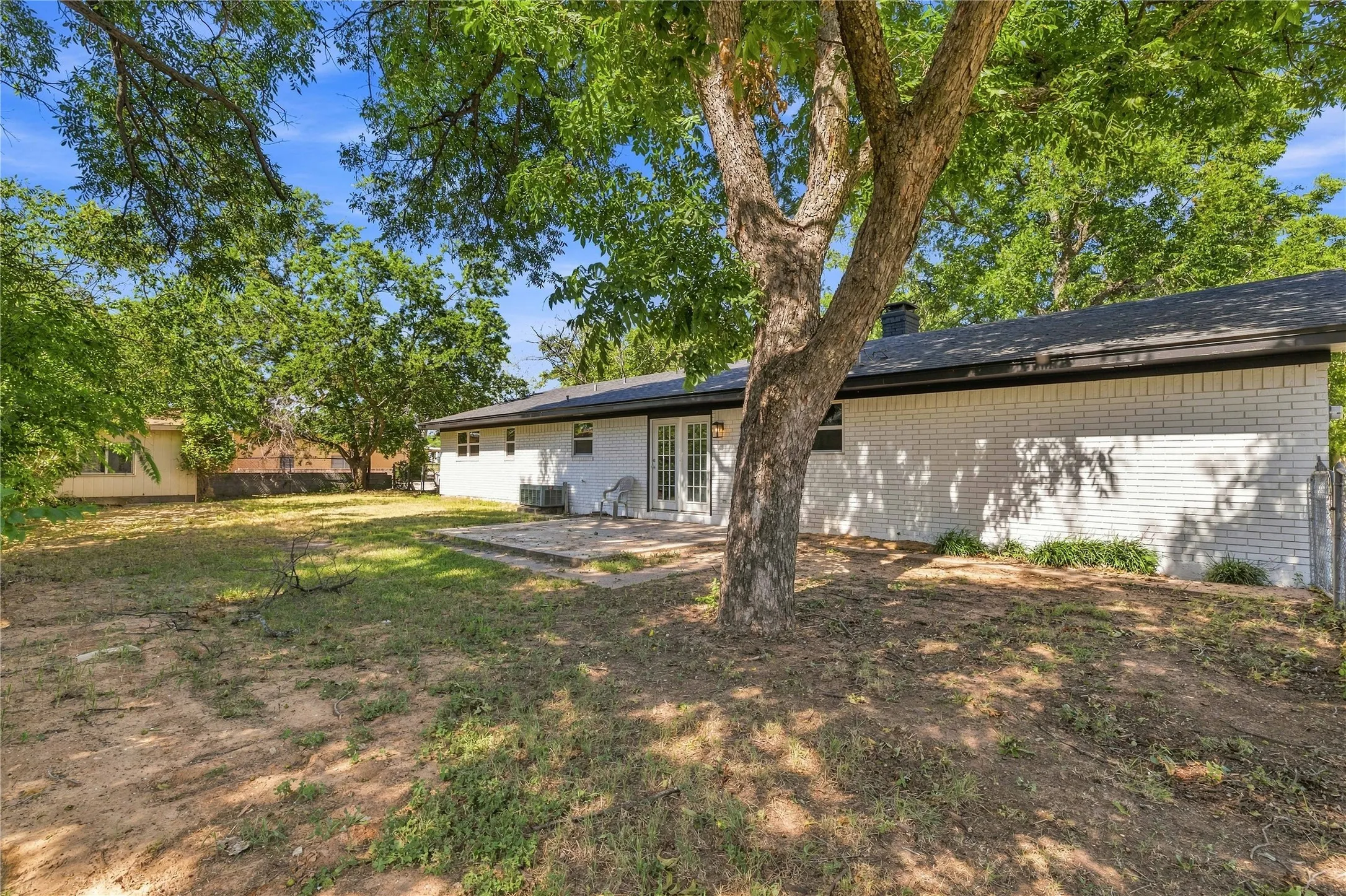 Single Family Residence For Sale in Comanche County , 209 S Austin Street, De Leon, Texas 76444, 3 Bedroom, 2 Bathroom, 2 Garage spaces, 1,476 Sqft, built in 1976, mls#21343928, Real Estate Agent in De Leon, Homes For Sale in Comanche county, Homes For Sale in De Leon, Realtor in De Leon Texas, Real Estate Brokerage Independent Realty Texas, Luminita Cordes Realtor