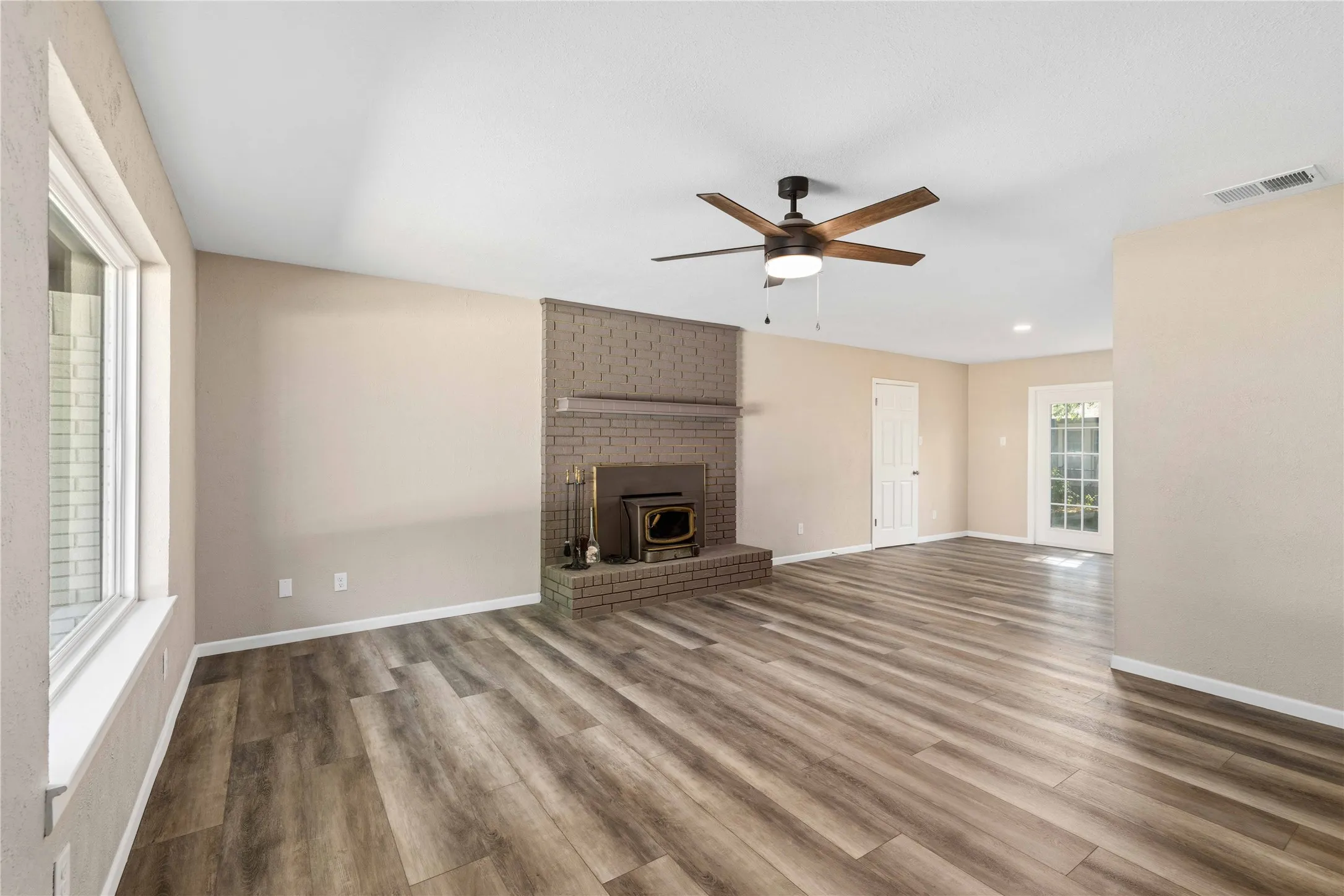 Single Family Residence For Sale in Comanche County , 209 S Austin Street, De Leon, Texas 76444, 3 Bedroom, 2 Bathroom, 2 Garage spaces, 1,476 Sqft, built in 1976, mls#21343928, Real Estate Agent in De Leon, Homes For Sale in Comanche county, Homes For Sale in De Leon, Realtor in De Leon Texas, Real Estate Brokerage Independent Realty Texas, Luminita Cordes Realtor