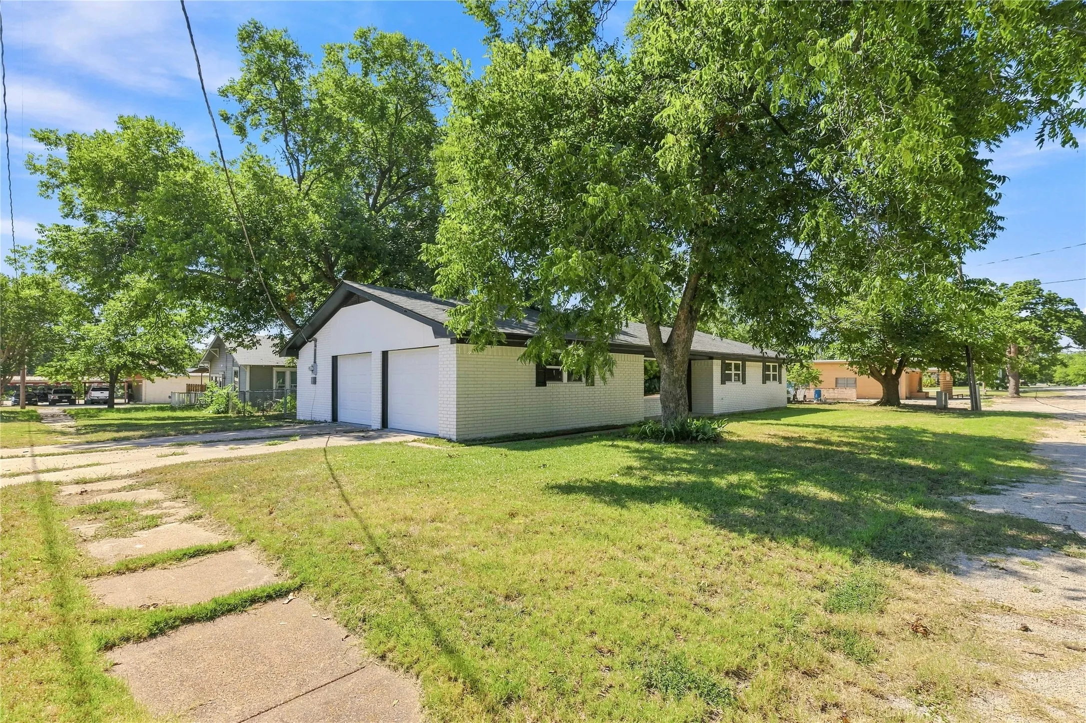Single Family Residence For Sale in Comanche County , 209 S Austin Street, De Leon, Texas 76444, 3 Bedroom, 2 Bathroom, 2 Garage spaces, 1,476 Sqft, built in 1976, mls#21343928, Real Estate Agent in De Leon, Homes For Sale in Comanche county, Homes For Sale in De Leon, Realtor in De Leon Texas, Real Estate Brokerage Independent Realty Texas, Luminita Cordes Realtor