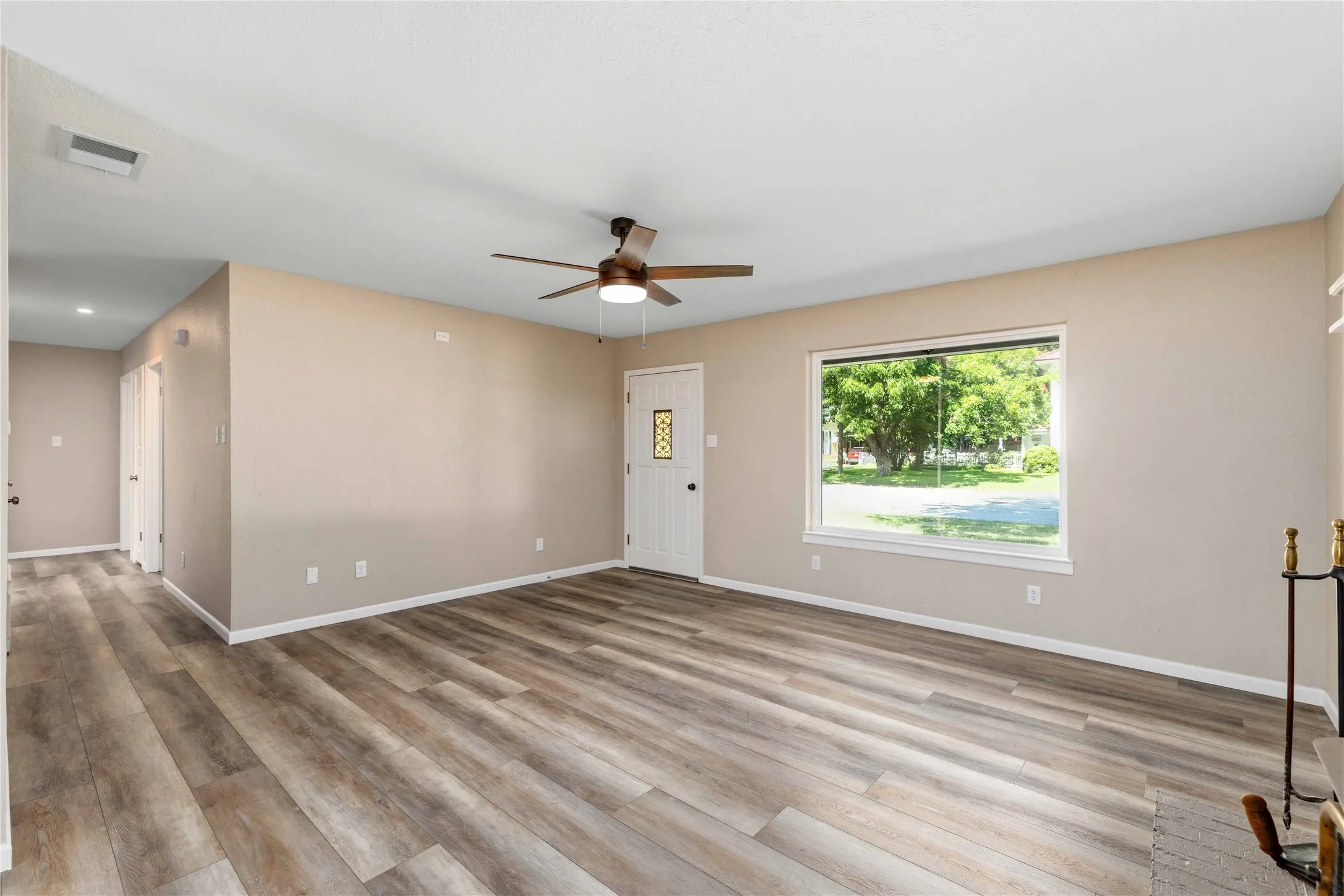 Single Family Residence For Sale in Comanche County , 209 S Austin Street, De Leon, Texas 76444, 3 Bedroom, 2 Bathroom, 2 Garage spaces, 1,476 Sqft, built in 1976, mls#21343928, Real Estate Agent in De Leon, Homes For Sale in Comanche county, Homes For Sale in De Leon, Realtor in De Leon Texas, Real Estate Brokerage Independent Realty Texas, Luminita Cordes Realtor