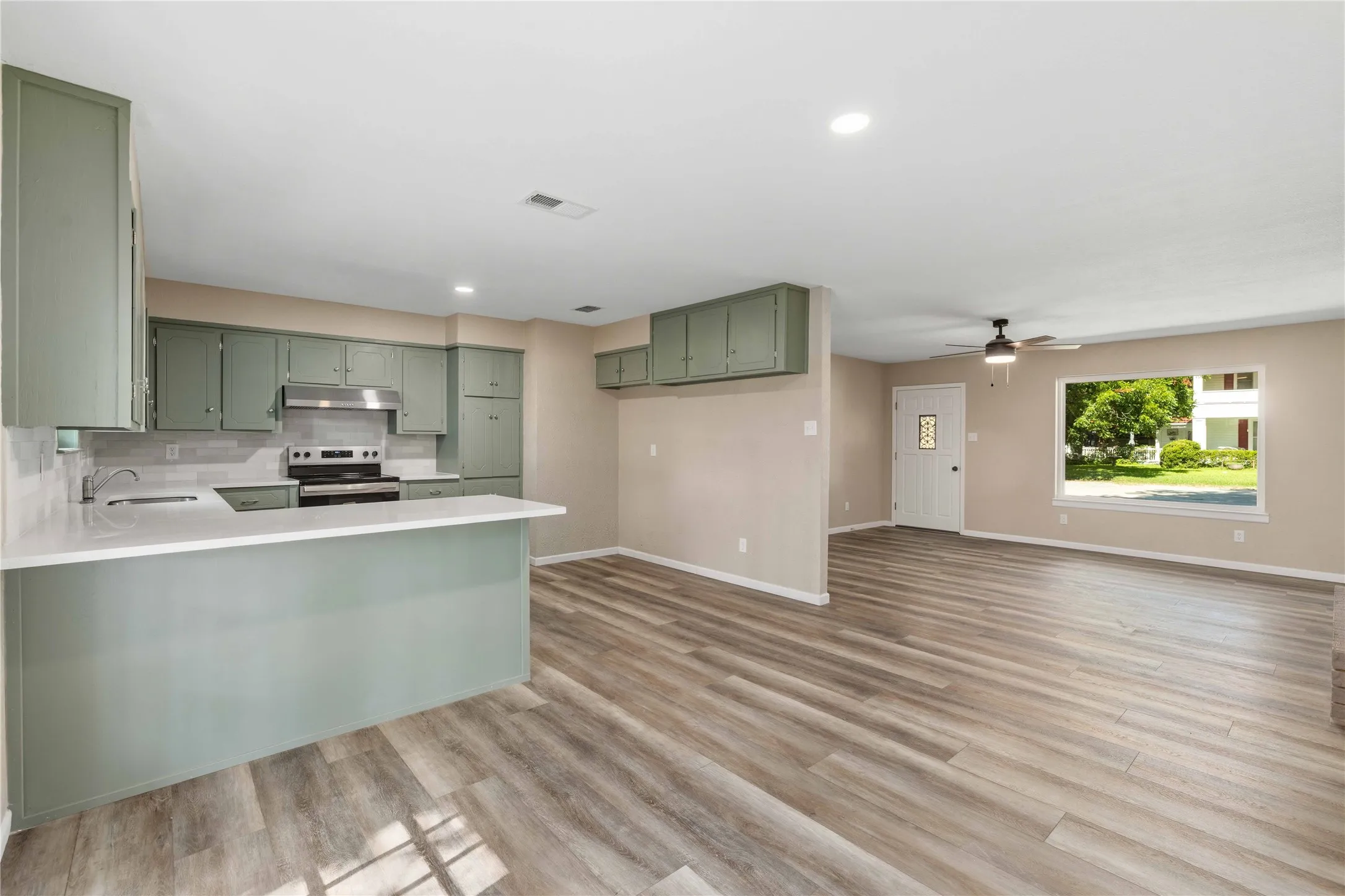 Single Family Residence For Sale in Comanche County , 209 S Austin Street, De Leon, Texas 76444, 3 Bedroom, 2 Bathroom, 2 Garage spaces, 1,476 Sqft, built in 1976, mls#21343928, Real Estate Agent in De Leon, Homes For Sale in Comanche county, Homes For Sale in De Leon, Realtor in De Leon Texas, Real Estate Brokerage Independent Realty Texas, Luminita Cordes Realtor