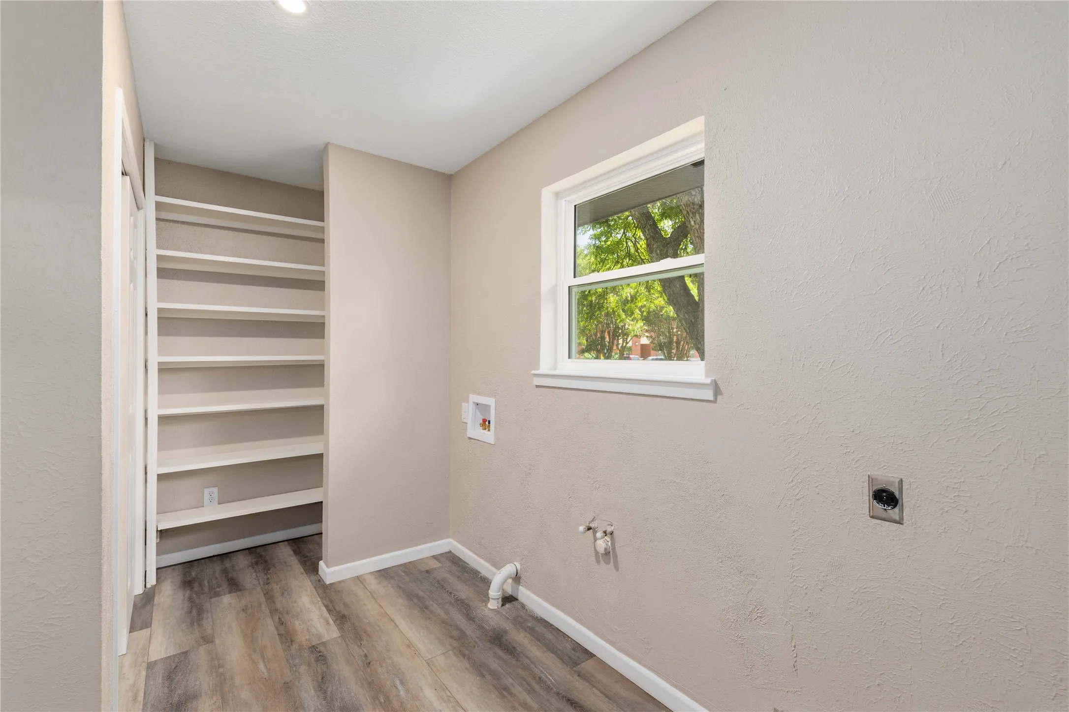Single Family Residence For Sale in Comanche County , 209 S Austin Street, De Leon, Texas 76444, 3 Bedroom, 2 Bathroom, 2 Garage spaces, 1,476 Sqft, built in 1976, mls#21343928, Real Estate Agent in De Leon, Homes For Sale in Comanche county, Homes For Sale in De Leon, Realtor in De Leon Texas, Real Estate Brokerage Independent Realty Texas, Luminita Cordes Realtor