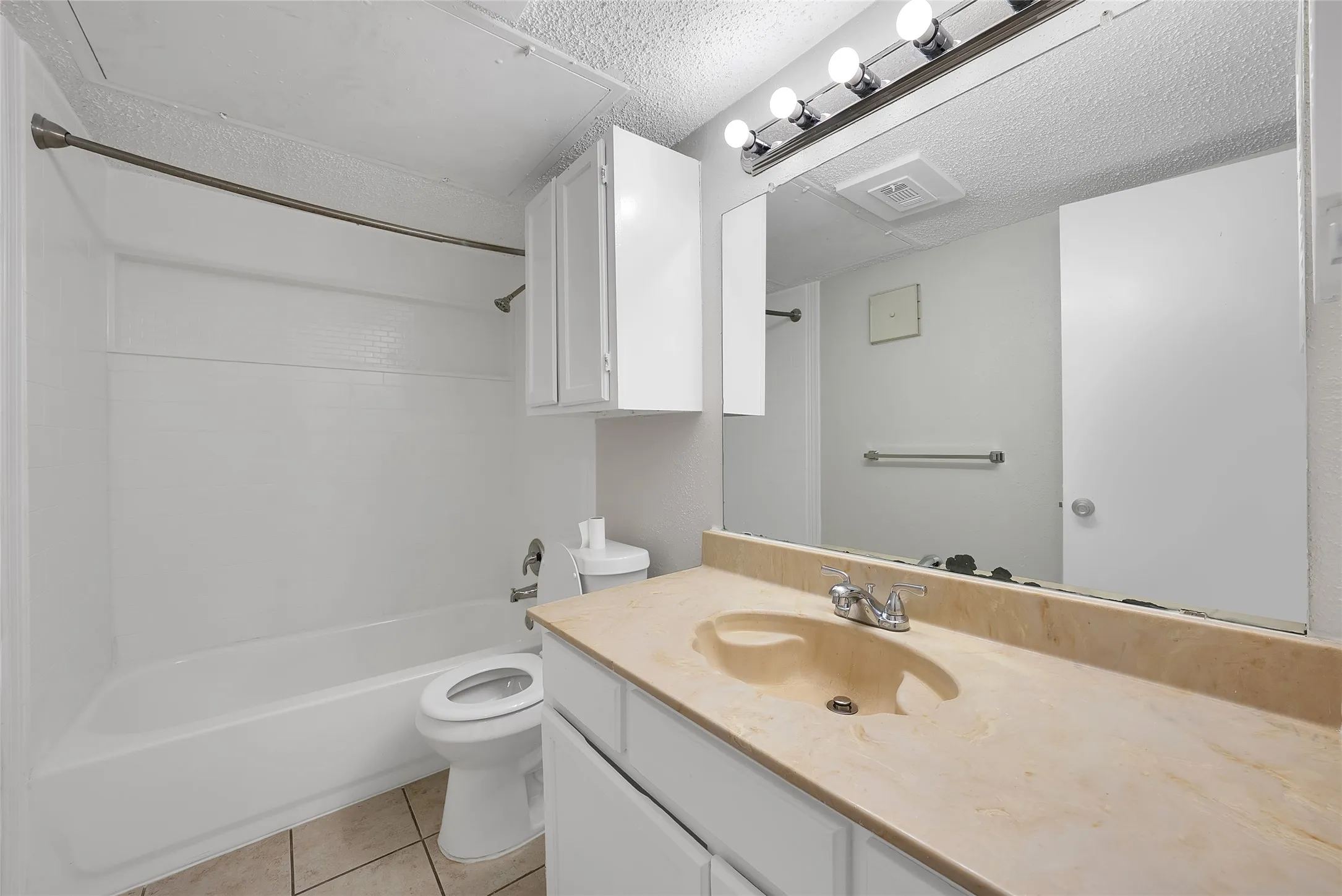 Condominium For Sale in Collin County , 4748 Old Bent Tree Lane 803, Dallas, Texas 75287, 1 Bedroom, 1 Bathroom, Garage spaces, 527 Sqft, built in 1985, mls#21336363, Real Estate Agent in Dallas, Homes For Sale in Collin county, Homes For Sale in Dallas, Realtor in Dallas Texas, Real Estate Brokerage Independent Realty Texas, Luminita Cordes Realtor