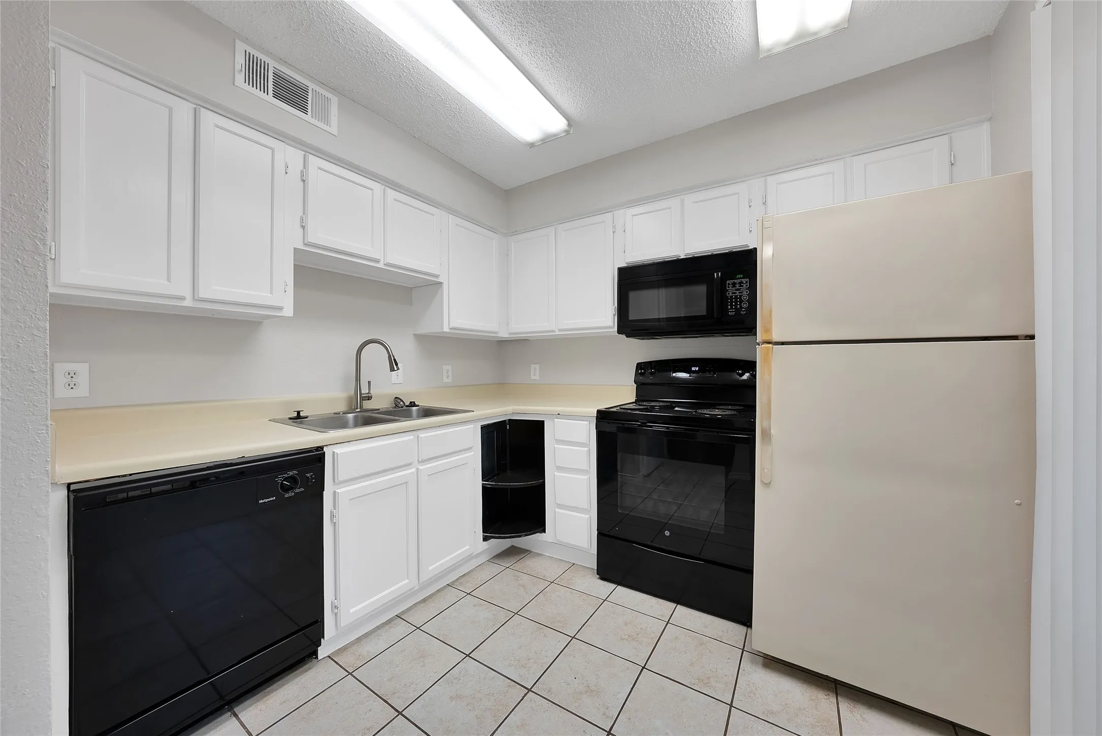 Condominium For Sale in Collin County , 4748 Old Bent Tree Lane 803, Dallas, Texas 75287, 1 Bedroom, 1 Bathroom, Garage spaces, 527 Sqft, built in 1985, mls#21336363, Real Estate Agent in Dallas, Homes For Sale in Collin county, Homes For Sale in Dallas, Realtor in Dallas Texas, Real Estate Brokerage Independent Realty Texas, Luminita Cordes Realtor