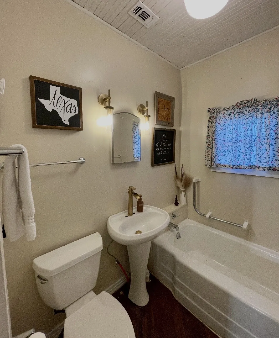 Single Family Residence For Sale in Young County , 2241 Schlegel Road, Olney, Texas 76374, 3 Bedroom, 2 Bathroom, 1 Garage spaces, 1,424 Sqft, built in 1950, mls#21343946, Real Estate Agent in Olney, Homes For Sale in Young county, Homes For Sale in Olney, Realtor in Olney Texas, Real Estate Brokerage Independent Realty Texas, Luminita Cordes Realtor