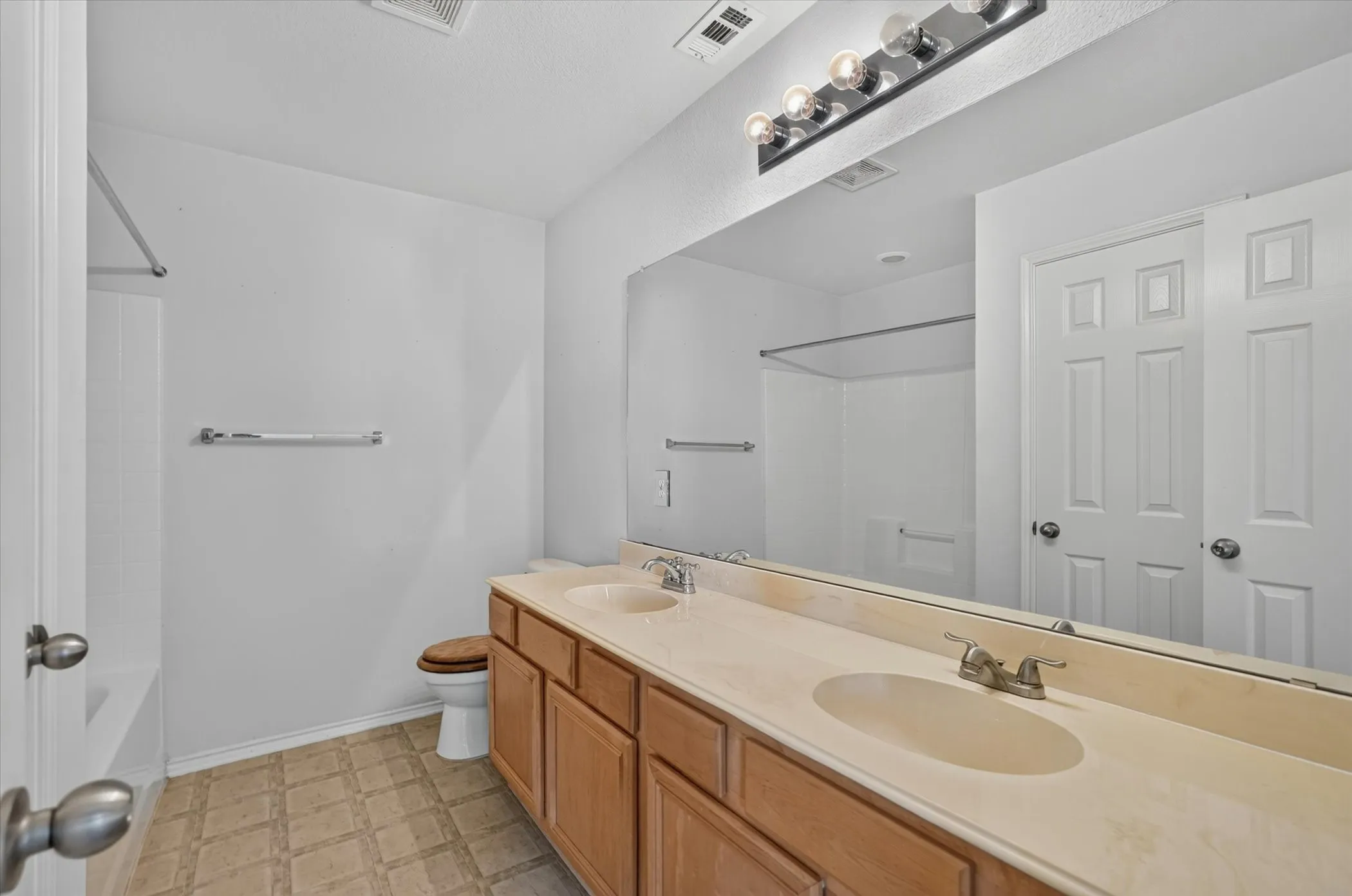 Single Family Residence For Sale in Dallas County , 504 Hampton Court, Seagoville, Texas 75159, 3 Bedroom, 2 Bathroom, 2 Garage spaces, 1,855 Sqft, built in 2005, mls#21343763, Real Estate Agent in Seagoville, Homes For Sale in Dallas county, Homes For Sale in Seagoville, Realtor in Seagoville Texas, Real Estate Brokerage Independent Realty Texas, Luminita Cordes Realtor