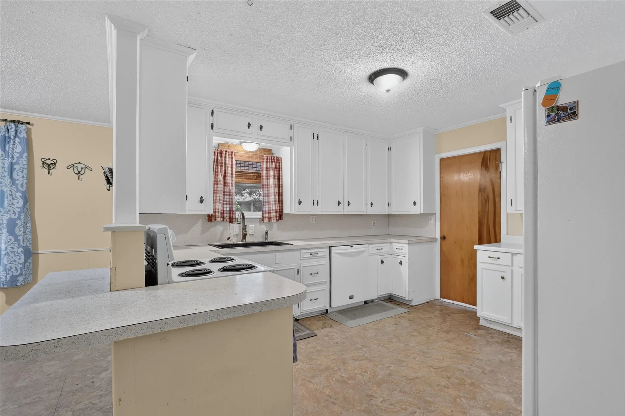 Single Family Residence For Sale in Dallas County , 2356 Ballycastle Drive, Dallas, Texas 75228, 3 Bedroom, 2 Bathroom, Garage spaces, 1,780 Sqft, built in 1952, mls#21343897, Real Estate Agent in Dallas, Homes For Sale in Dallas county, Homes For Sale in Dallas, Realtor in Dallas Texas, Real Estate Brokerage Independent Realty Texas, Luminita Cordes Realtor