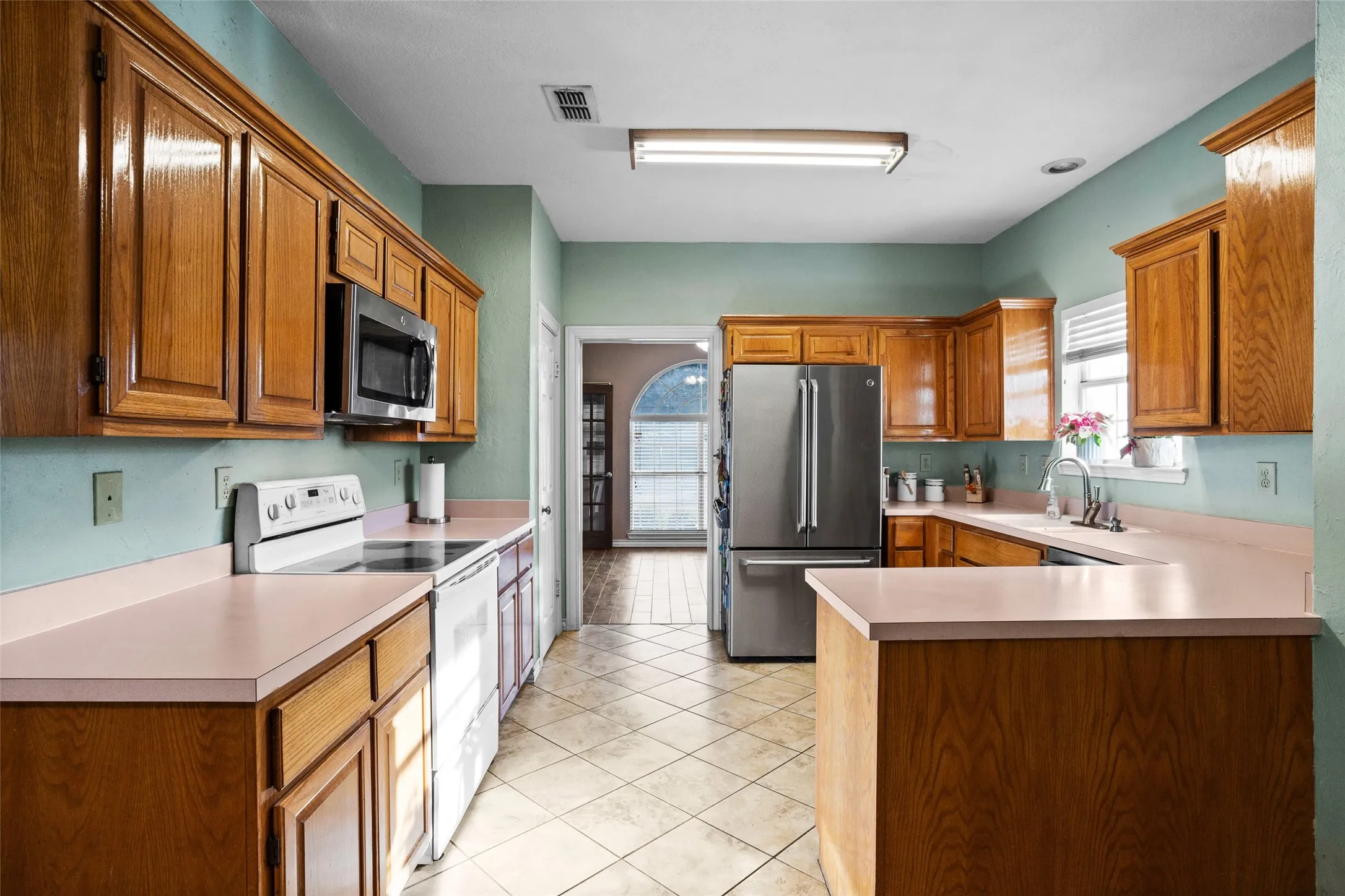Single Family Residence For Sale in Tarrant County , 1317 Concho Drive, Benbrook, Texas 76126, 4 Bedroom, 4 Bathroom, 2 Garage spaces, 3,038 Sqft, built in 1989, mls#21343976, Real Estate Agent in Benbrook, Homes For Sale in Tarrant county, Homes For Sale in Benbrook, Realtor in Benbrook Texas, Real Estate Brokerage Independent Realty Texas, Luminita Cordes Realtor