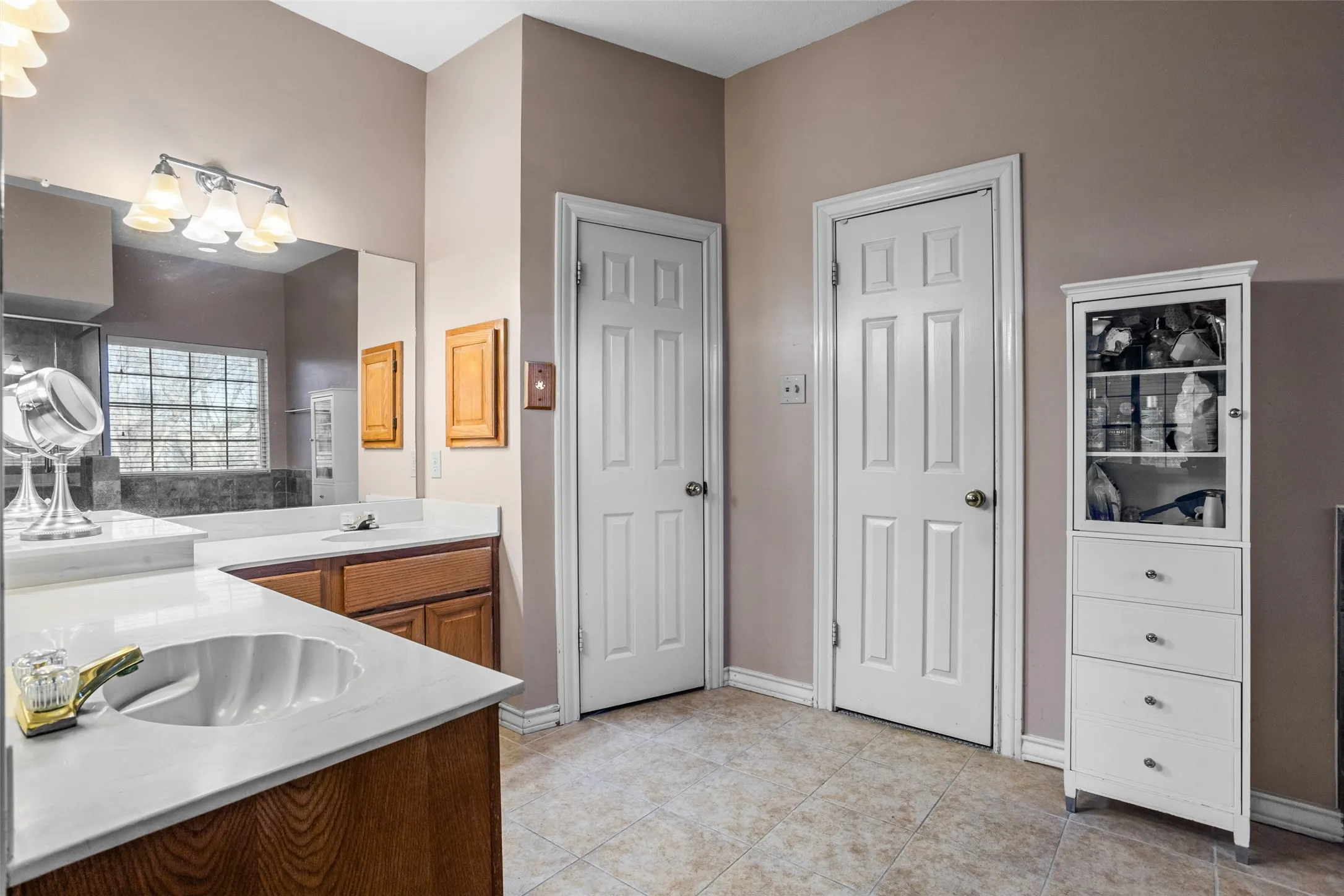 Single Family Residence For Sale in Tarrant County , 1317 Concho Drive, Benbrook, Texas 76126, 4 Bedroom, 4 Bathroom, 2 Garage spaces, 3,038 Sqft, built in 1989, mls#21343976, Real Estate Agent in Benbrook, Homes For Sale in Tarrant county, Homes For Sale in Benbrook, Realtor in Benbrook Texas, Real Estate Brokerage Independent Realty Texas, Luminita Cordes Realtor