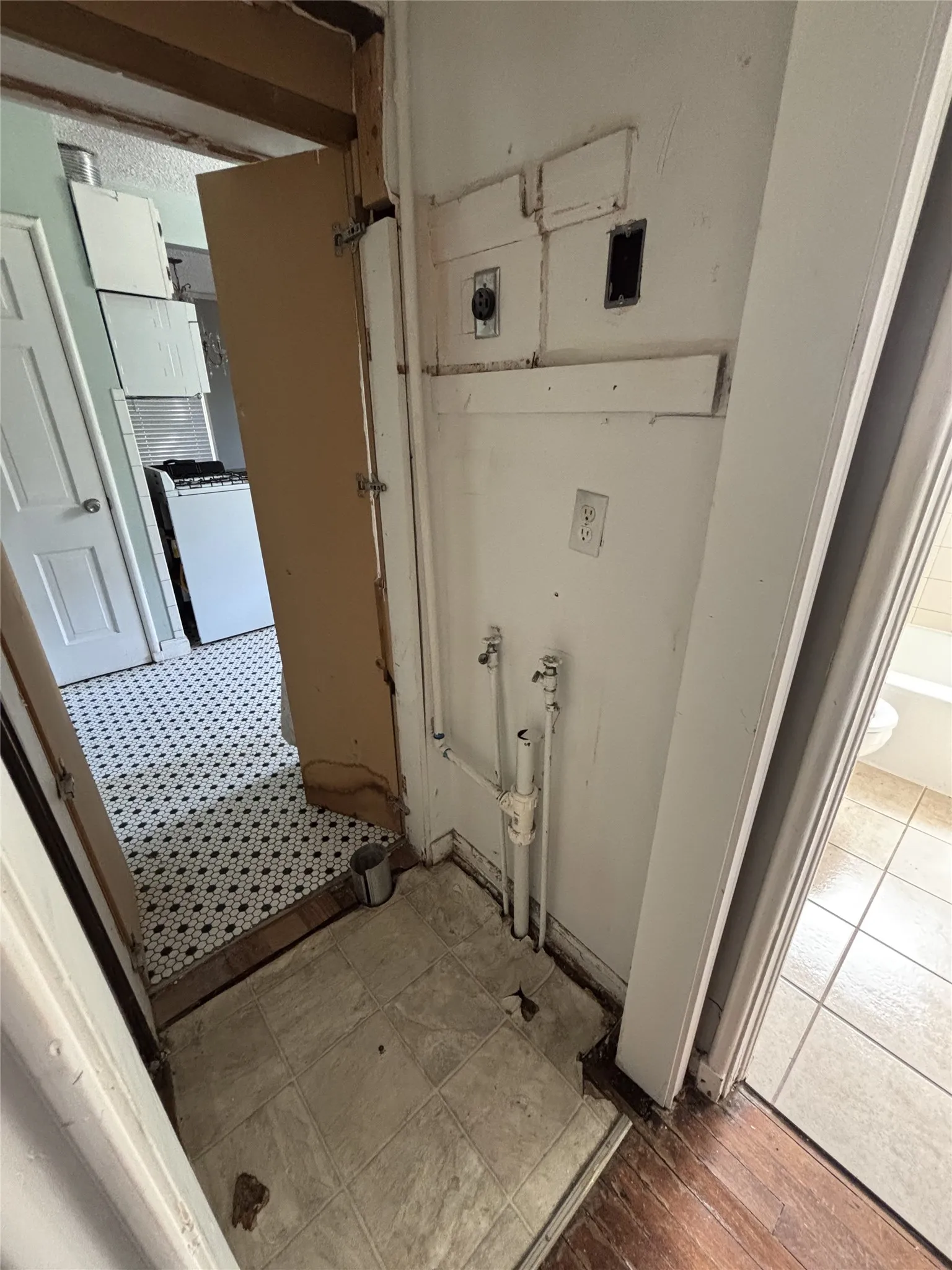 Single Family Residence For Sale in Dallas County , 4252 S Cresthaven Road, Dallas, Texas 75209, 3 Bedroom, 1 Bathroom, Garage spaces, 981 Sqft, built in 1943, mls#21335937, Real Estate Agent in Dallas, Homes For Sale in Dallas county, Homes For Sale in Dallas, Realtor in Dallas Texas, Real Estate Brokerage Independent Realty Texas, Luminita Cordes Realtor