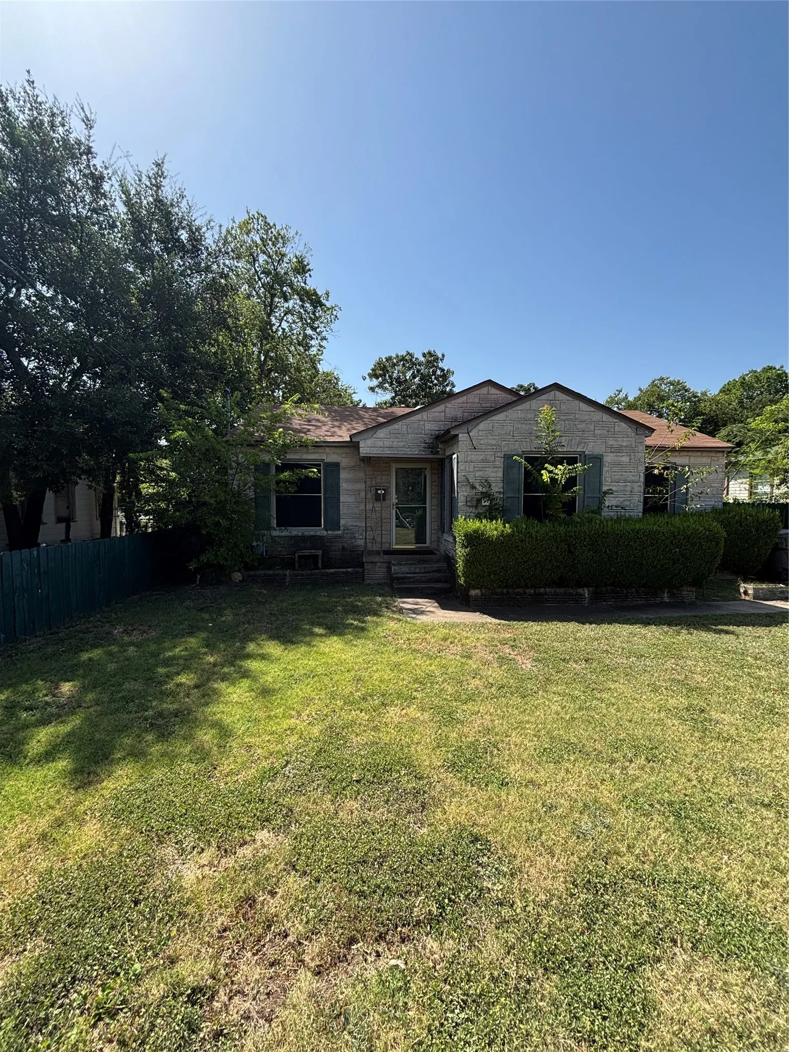 Single Family Residence For Sale in Dallas County , 4252 S Cresthaven Road, Dallas, Texas 75209, 3 Bedroom, 1 Bathroom, Garage spaces, 981 Sqft, built in 1943, mls#21335937, Real Estate Agent in Dallas, Homes For Sale in Dallas county, Homes For Sale in Dallas, Realtor in Dallas Texas, Real Estate Brokerage Independent Realty Texas, Luminita Cordes Realtor