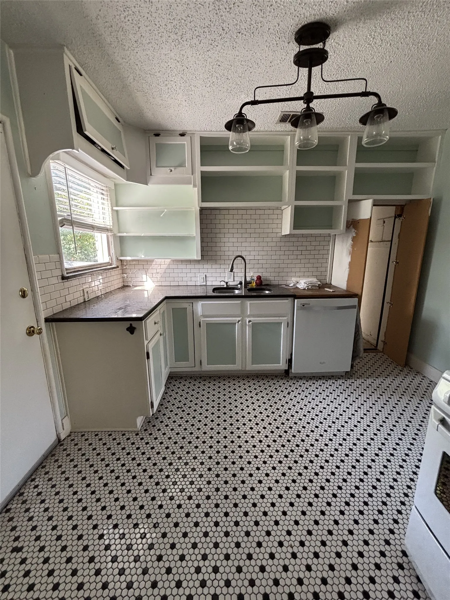 Single Family Residence For Sale in Dallas County , 4252 S Cresthaven Road, Dallas, Texas 75209, 3 Bedroom, 1 Bathroom, Garage spaces, 981 Sqft, built in 1943, mls#21335937, Real Estate Agent in Dallas, Homes For Sale in Dallas county, Homes For Sale in Dallas, Realtor in Dallas Texas, Real Estate Brokerage Independent Realty Texas, Luminita Cordes Realtor