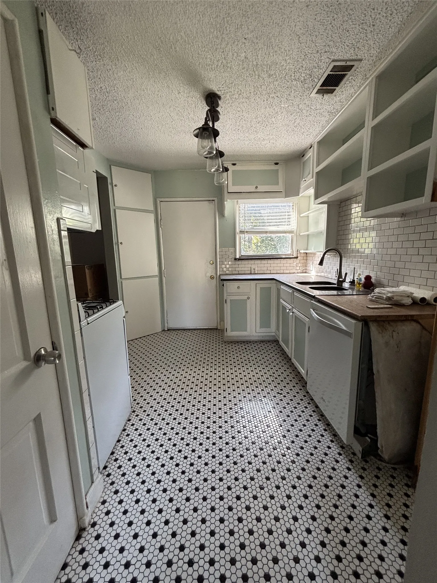 Single Family Residence For Sale in Dallas County , 4252 S Cresthaven Road, Dallas, Texas 75209, 3 Bedroom, 1 Bathroom, Garage spaces, 981 Sqft, built in 1943, mls#21335937, Real Estate Agent in Dallas, Homes For Sale in Dallas county, Homes For Sale in Dallas, Realtor in Dallas Texas, Real Estate Brokerage Independent Realty Texas, Luminita Cordes Realtor