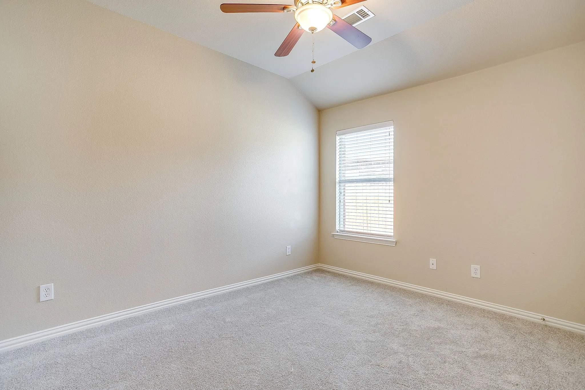 Single Family Residence For Sale in Collin County , 3612 Applewood Road, Melissa, Texas 75454, 4 Bedrooms, 2 Bathrooms, 2 Garage spaces, 2,003 Sqft, built in 2008, Price $362,500, mls#21343989, Real Estate Agent in Melissa, Homes For Sale in Collin county, Homes For Sale in Melissa, Realtor in Melissa Texas, Real Estate Brokerage Independent Realty Texas, Luminita Cordes Realtor