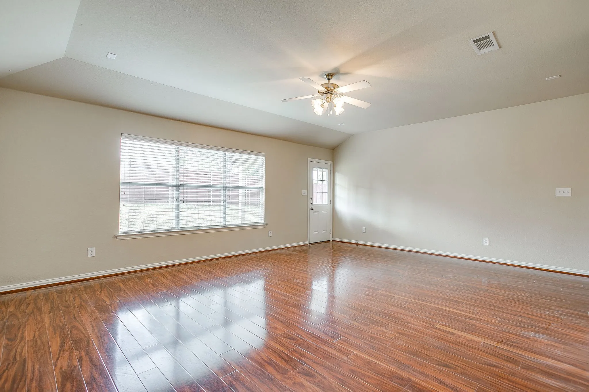 Single Family Residence For Sale in Collin County , 3612 Applewood Road, Melissa, Texas 75454, 4 Bedrooms, 2 Bathrooms, 2 Garage spaces, 2,003 Sqft, built in 2008, Price $362,500, mls#21343989, Real Estate Agent in Melissa, Homes For Sale in Collin county, Homes For Sale in Melissa, Realtor in Melissa Texas, Real Estate Brokerage Independent Realty Texas, Luminita Cordes Realtor