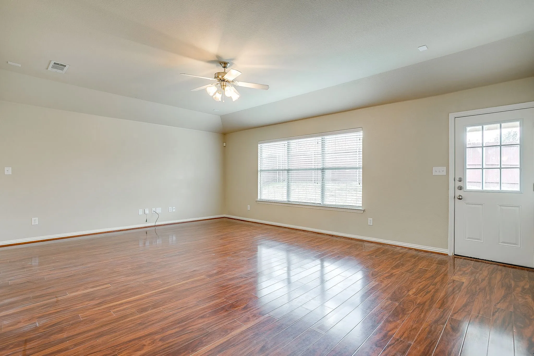 Single Family Residence For Sale in Collin County , 3612 Applewood Road, Melissa, Texas 75454, 4 Bedrooms, 2 Bathrooms, 2 Garage spaces, 2,003 Sqft, built in 2008, Price $362,500, mls#21343989, Real Estate Agent in Melissa, Homes For Sale in Collin county, Homes For Sale in Melissa, Realtor in Melissa Texas, Real Estate Brokerage Independent Realty Texas, Luminita Cordes Realtor