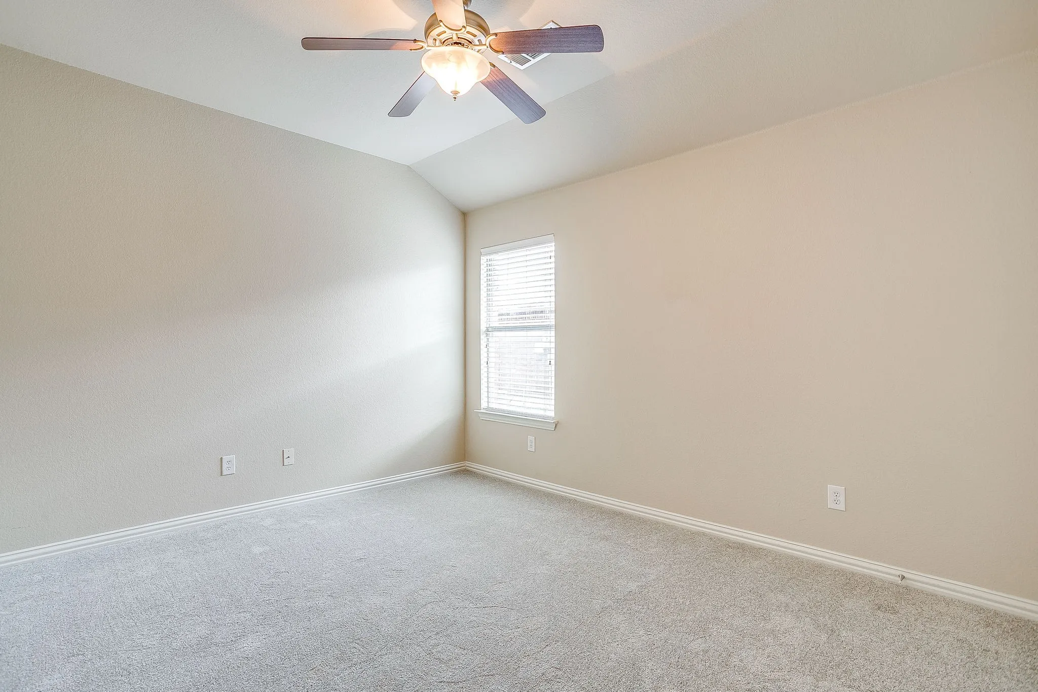 Single Family Residence For Sale in Collin County , 3612 Applewood Road, Melissa, Texas 75454, 4 Bedrooms, 2 Bathrooms, 2 Garage spaces, 2,003 Sqft, built in 2008, Price $362,500, mls#21343989, Real Estate Agent in Melissa, Homes For Sale in Collin county, Homes For Sale in Melissa, Realtor in Melissa Texas, Real Estate Brokerage Independent Realty Texas, Luminita Cordes Realtor