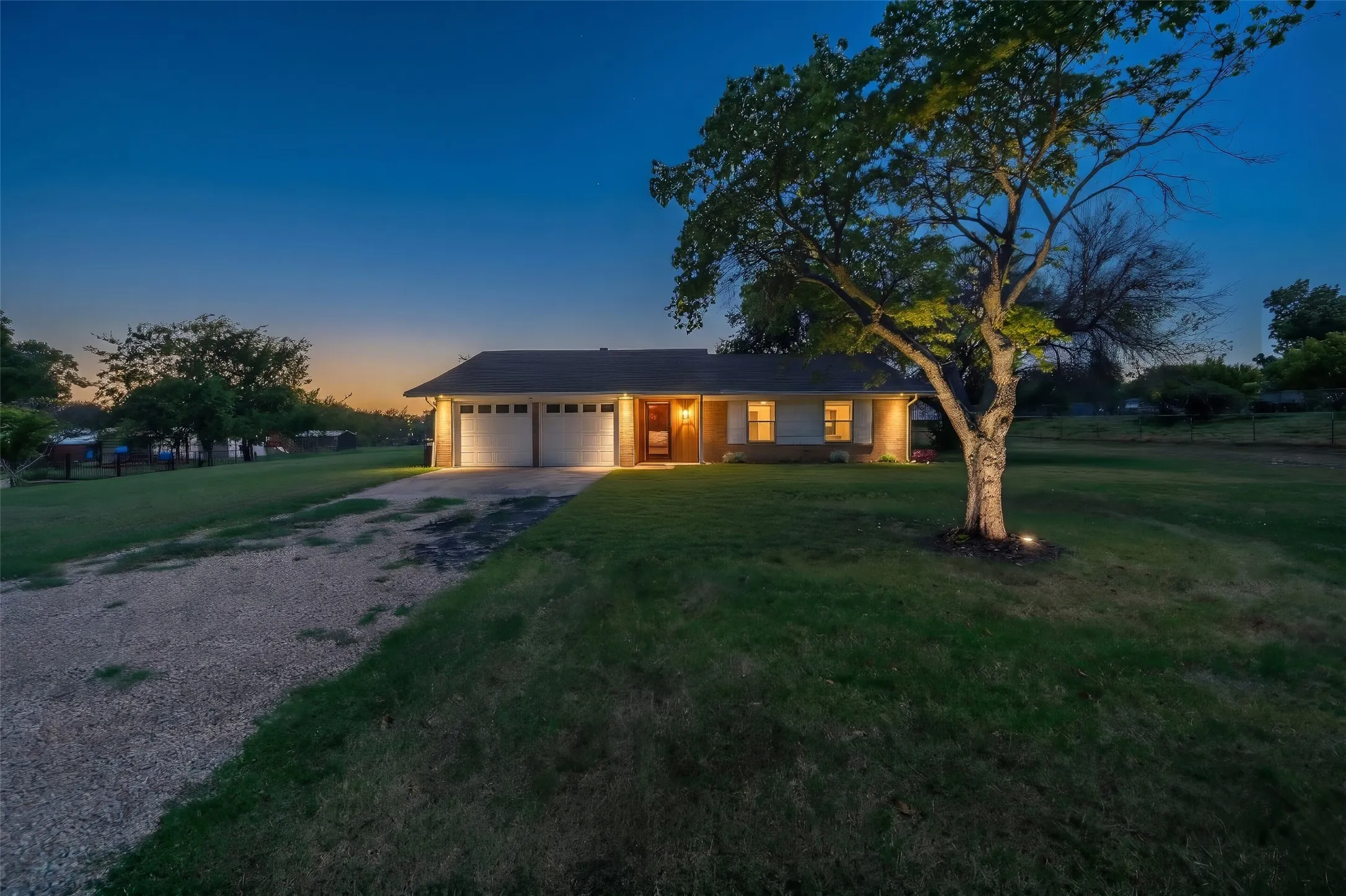 Single Family Residence For Sale in Parker County , 2102 Hill Top Circle, Weatherford, Texas 76085, 3 Bedroom, 2 Bathroom, 2 Garage spaces, 1,209 Sqft, built in 1979, mls#21343955, Real Estate Agent in Weatherford, Homes For Sale in Parker county, Homes For Sale in Weatherford, Realtor in Weatherford Texas, Real Estate Brokerage Independent Realty Texas, Luminita Cordes Realtor