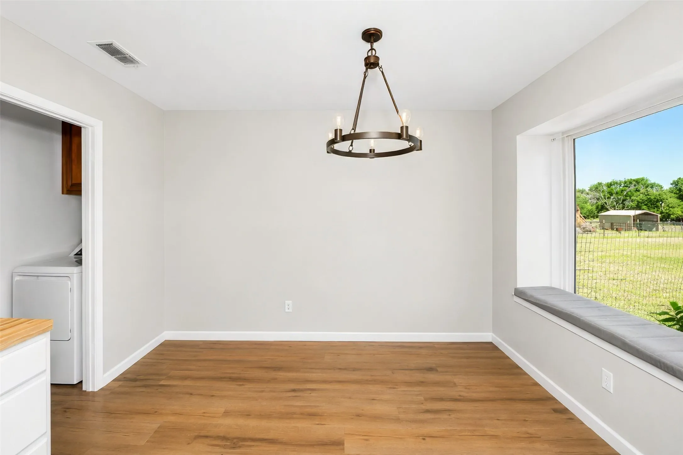 Single Family Residence For Sale in Parker County , 2102 Hill Top Circle, Weatherford, Texas 76085, 3 Bedroom, 2 Bathroom, 2 Garage spaces, 1,209 Sqft, built in 1979, mls#21343955, Real Estate Agent in Weatherford, Homes For Sale in Parker county, Homes For Sale in Weatherford, Realtor in Weatherford Texas, Real Estate Brokerage Independent Realty Texas, Luminita Cordes Realtor
