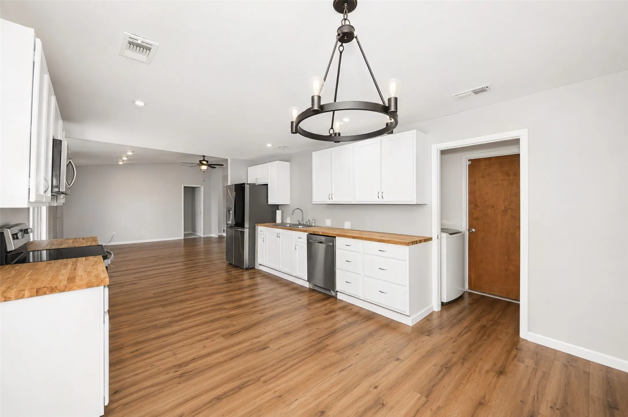 Single Family Residence For Sale in Parker County , 2102 Hill Top Circle, Weatherford, Texas 76085, 3 Bedroom, 2 Bathroom, 2 Garage spaces, 1,209 Sqft, built in 1979, mls#21343955, Real Estate Agent in Weatherford, Homes For Sale in Parker county, Homes For Sale in Weatherford, Realtor in Weatherford Texas, Real Estate Brokerage Independent Realty Texas, Luminita Cordes Realtor