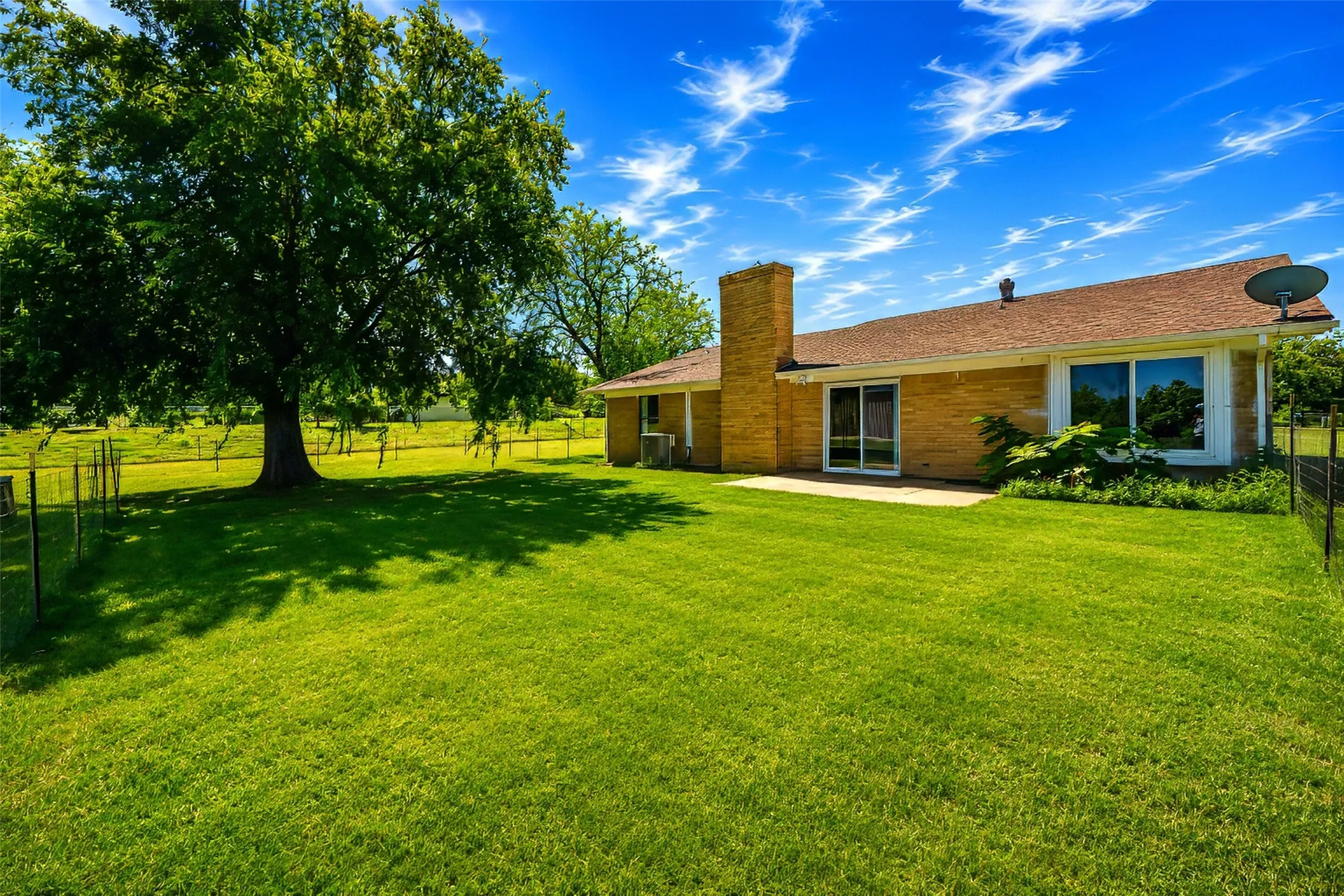 Single Family Residence For Sale in Parker County , 2102 Hill Top Circle, Weatherford, Texas 76085, 3 Bedroom, 2 Bathroom, 2 Garage spaces, 1,209 Sqft, built in 1979, mls#21343955, Real Estate Agent in Weatherford, Homes For Sale in Parker county, Homes For Sale in Weatherford, Realtor in Weatherford Texas, Real Estate Brokerage Independent Realty Texas, Luminita Cordes Realtor