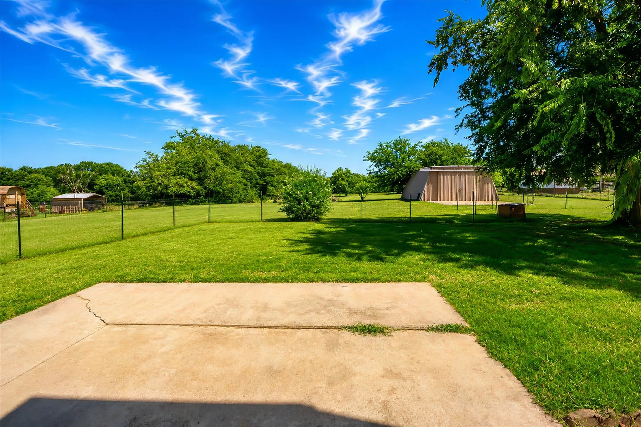 Single Family Residence For Sale in Parker County , 2102 Hill Top Circle, Weatherford, Texas 76085, 3 Bedroom, 2 Bathroom, 2 Garage spaces, 1,209 Sqft, built in 1979, mls#21343955, Real Estate Agent in Weatherford, Homes For Sale in Parker county, Homes For Sale in Weatherford, Realtor in Weatherford Texas, Real Estate Brokerage Independent Realty Texas, Luminita Cordes Realtor