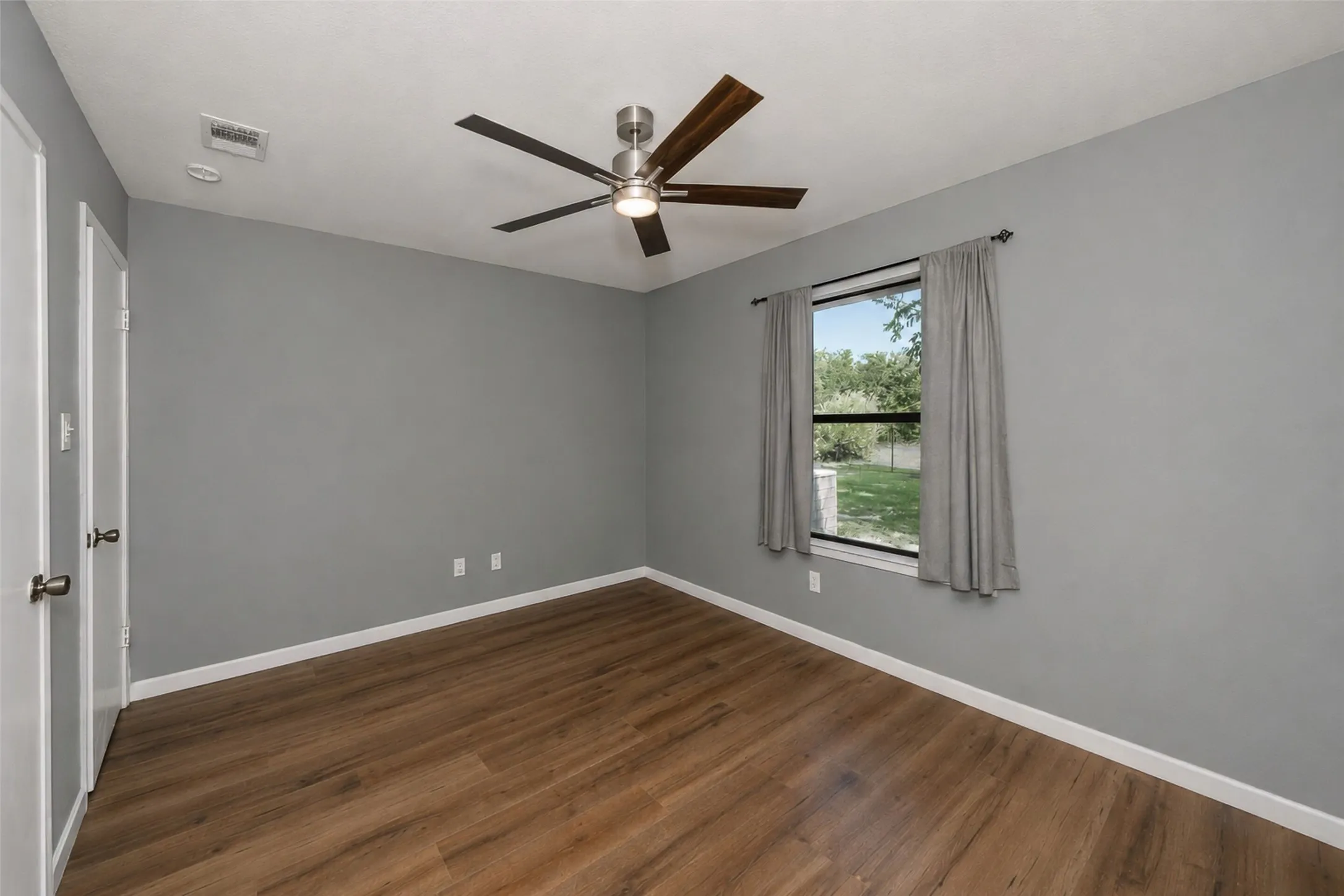 Single Family Residence For Sale in Parker County , 2102 Hill Top Circle, Weatherford, Texas 76085, 3 Bedroom, 2 Bathroom, 2 Garage spaces, 1,209 Sqft, built in 1979, mls#21343955, Real Estate Agent in Weatherford, Homes For Sale in Parker county, Homes For Sale in Weatherford, Realtor in Weatherford Texas, Real Estate Brokerage Independent Realty Texas, Luminita Cordes Realtor