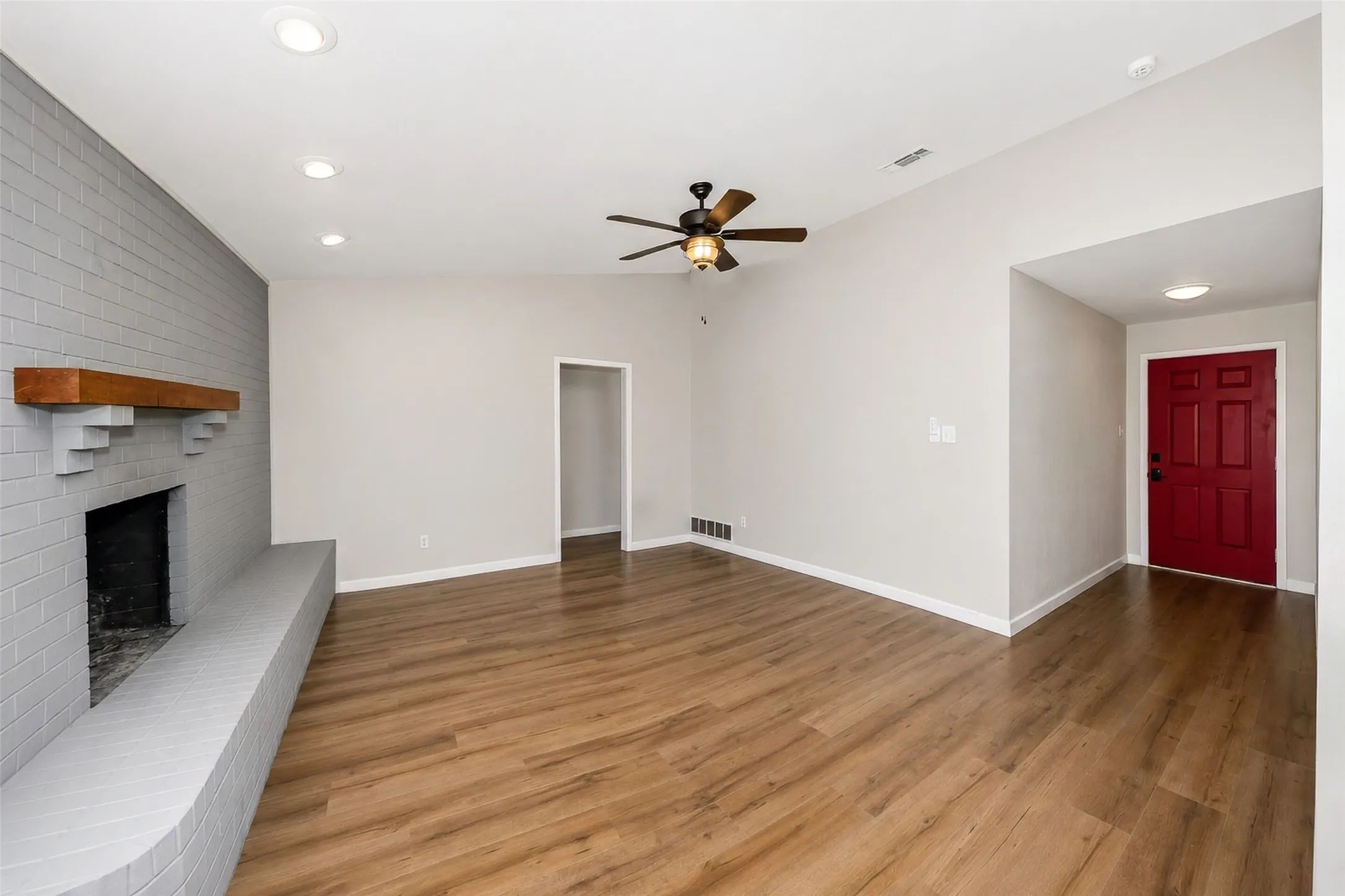 Single Family Residence For Sale in Parker County , 2102 Hill Top Circle, Weatherford, Texas 76085, 3 Bedroom, 2 Bathroom, 2 Garage spaces, 1,209 Sqft, built in 1979, mls#21343955, Real Estate Agent in Weatherford, Homes For Sale in Parker county, Homes For Sale in Weatherford, Realtor in Weatherford Texas, Real Estate Brokerage Independent Realty Texas, Luminita Cordes Realtor