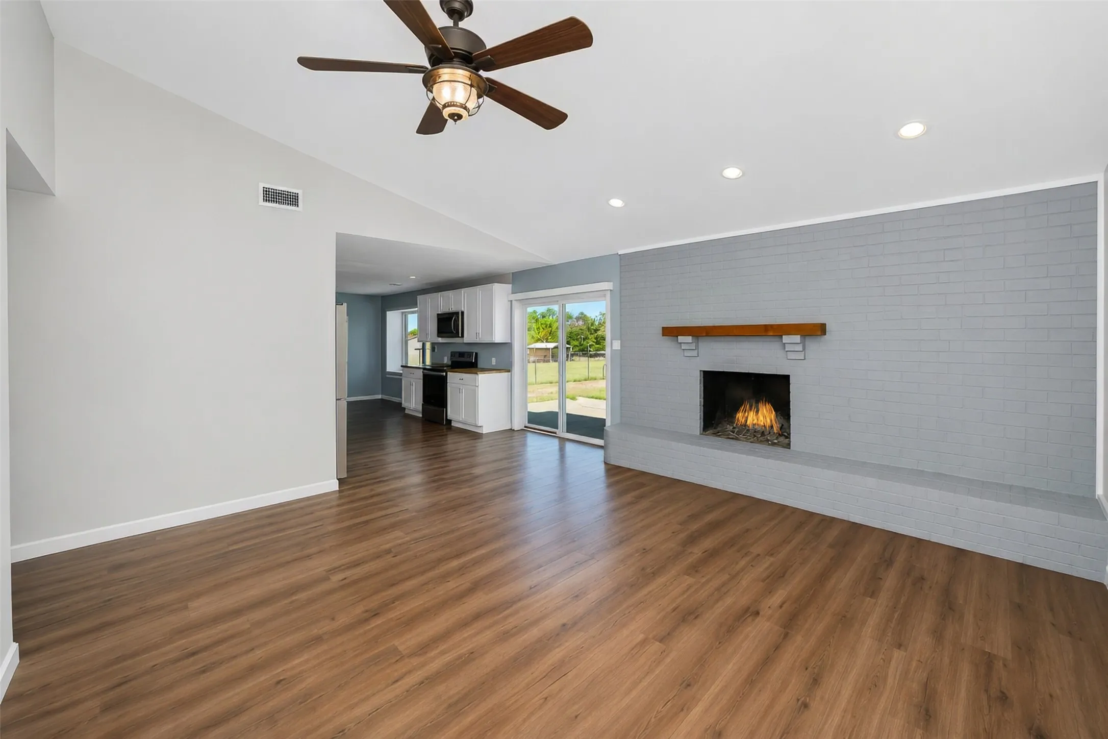 Single Family Residence For Sale in Parker County , 2102 Hill Top Circle, Weatherford, Texas 76085, 3 Bedroom, 2 Bathroom, 2 Garage spaces, 1,209 Sqft, built in 1979, mls#21343955, Real Estate Agent in Weatherford, Homes For Sale in Parker county, Homes For Sale in Weatherford, Realtor in Weatherford Texas, Real Estate Brokerage Independent Realty Texas, Luminita Cordes Realtor
