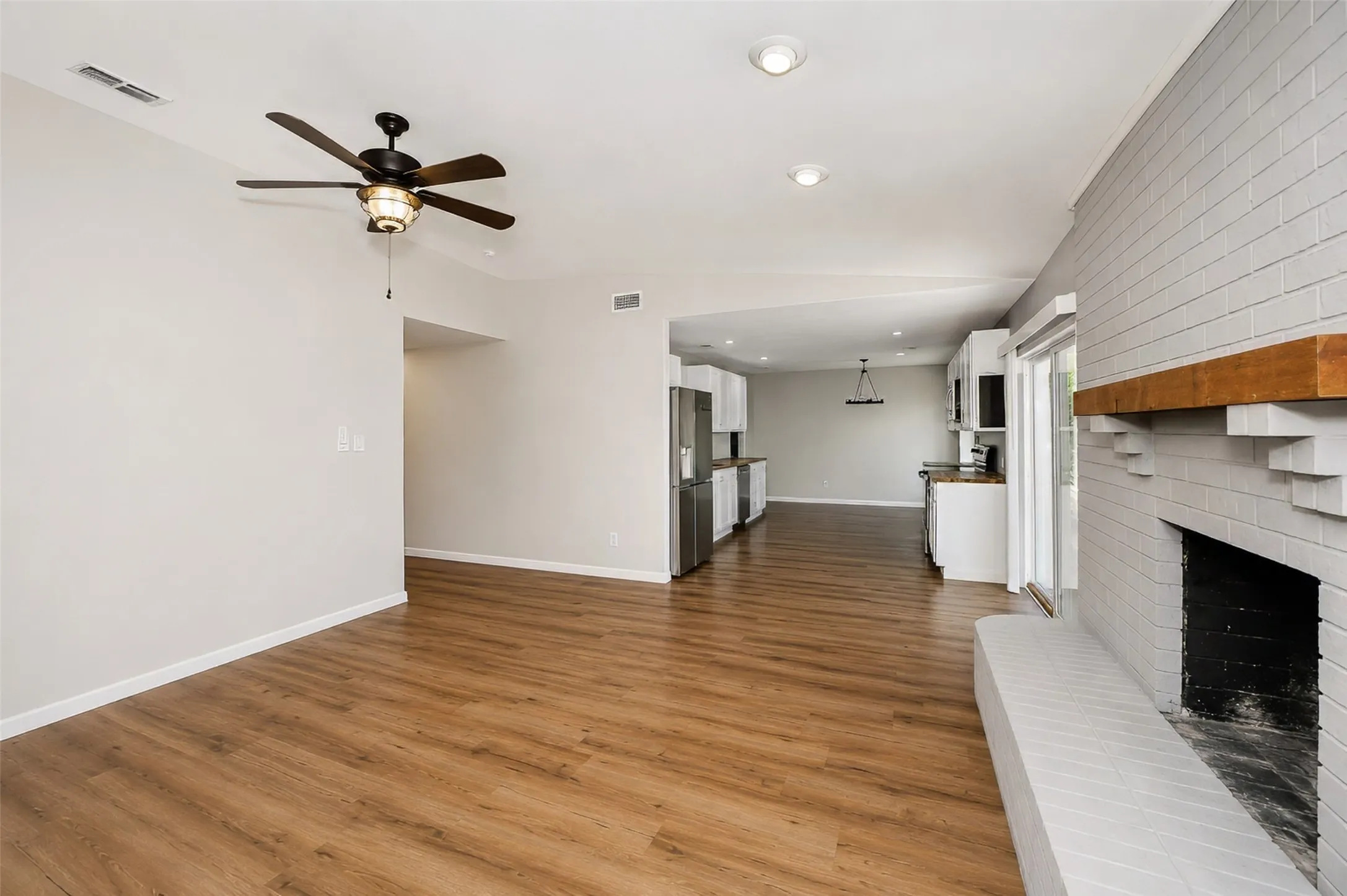 Single Family Residence For Sale in Parker County , 2102 Hill Top Circle, Weatherford, Texas 76085, 3 Bedroom, 2 Bathroom, 2 Garage spaces, 1,209 Sqft, built in 1979, mls#21343955, Real Estate Agent in Weatherford, Homes For Sale in Parker county, Homes For Sale in Weatherford, Realtor in Weatherford Texas, Real Estate Brokerage Independent Realty Texas, Luminita Cordes Realtor